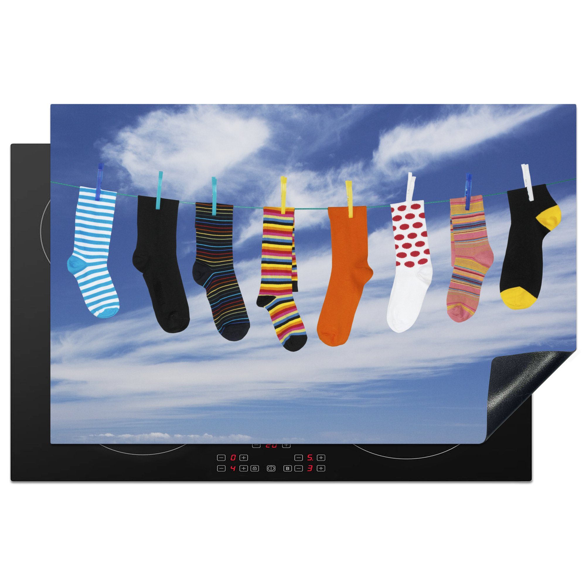 MuchoWow Herdblende-/Abdeckplatte Bunte Socken auf Induktionskochfeld küche, 81x52 Vinyl, Wäscheleine, cm, Schutz einer (1 Ceranfeldabdeckung tlg), die für