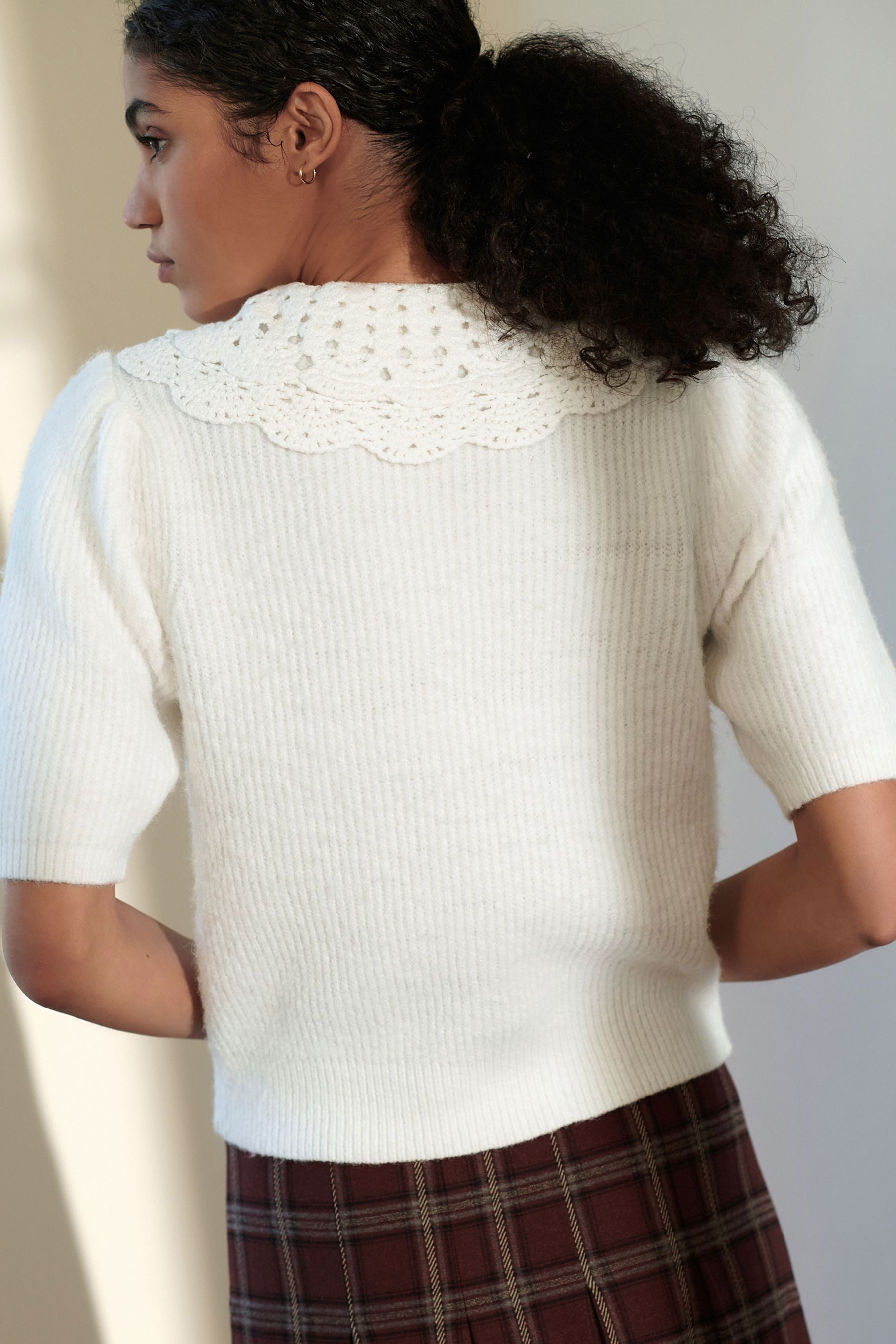 Next Strickjacke Kurzärmelige Strickjacke mit Häkelkragen (1-tlg) günstig online kaufen