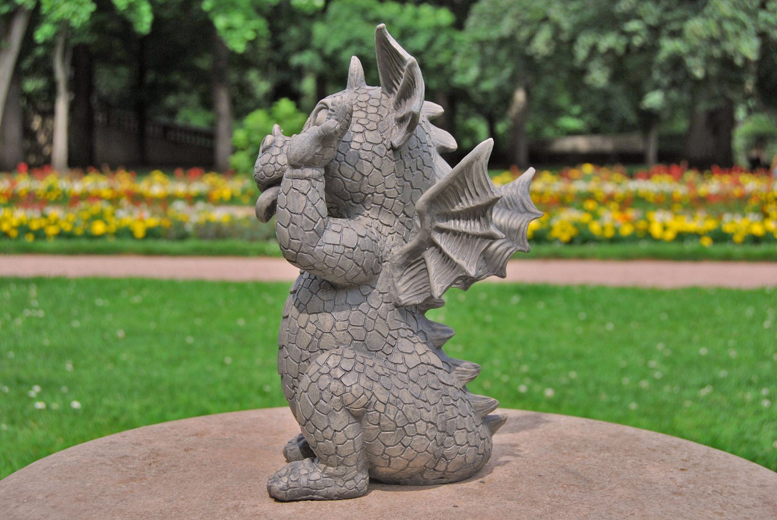 MystiCalls Gartenfigur Gartendrache - Modell Grimassenschneider günstig online kaufen