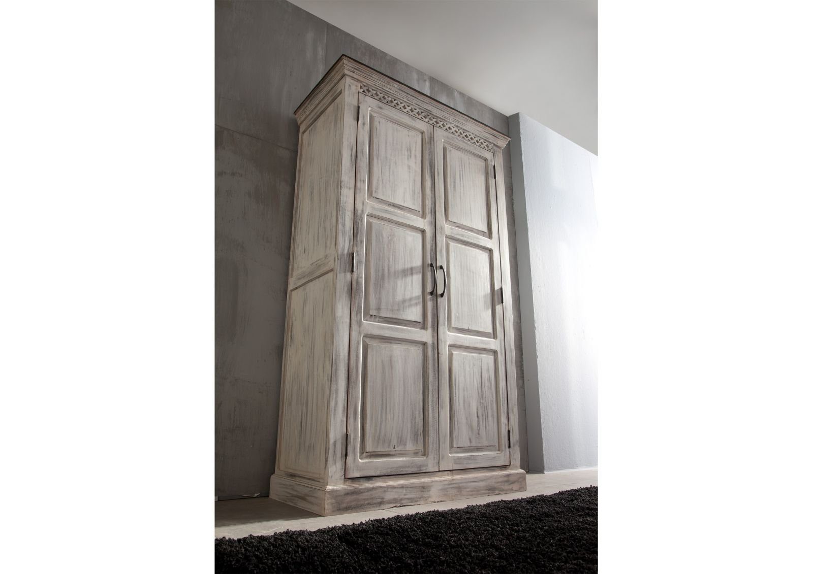 Massivmoebel24 Dreh-/Schwebetürenschrank Schrank Mango / Akazie 105x50x180 #221 CASTLE-ANTIK gewachst weiß