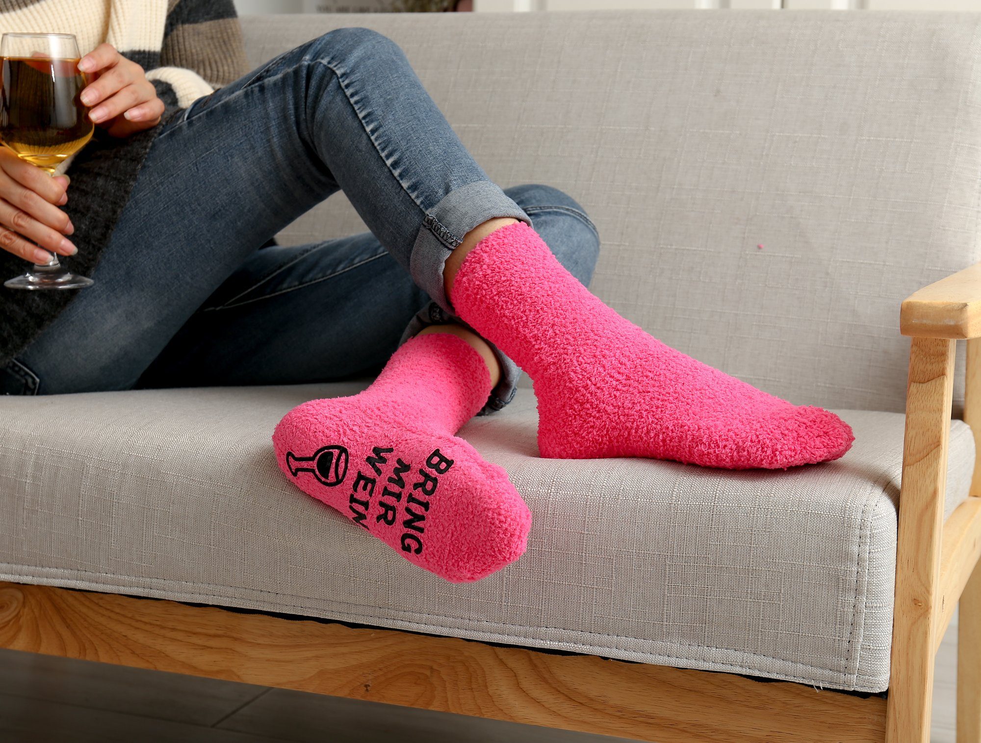 Lucadeau Kuschelsocken Geschenk für Frauen mit Wein Spruch, liebevoll als Cupcake verpackt (Gr. 37-43, 1 Paar) rutschfest, flauschig, Geschenkverpackung