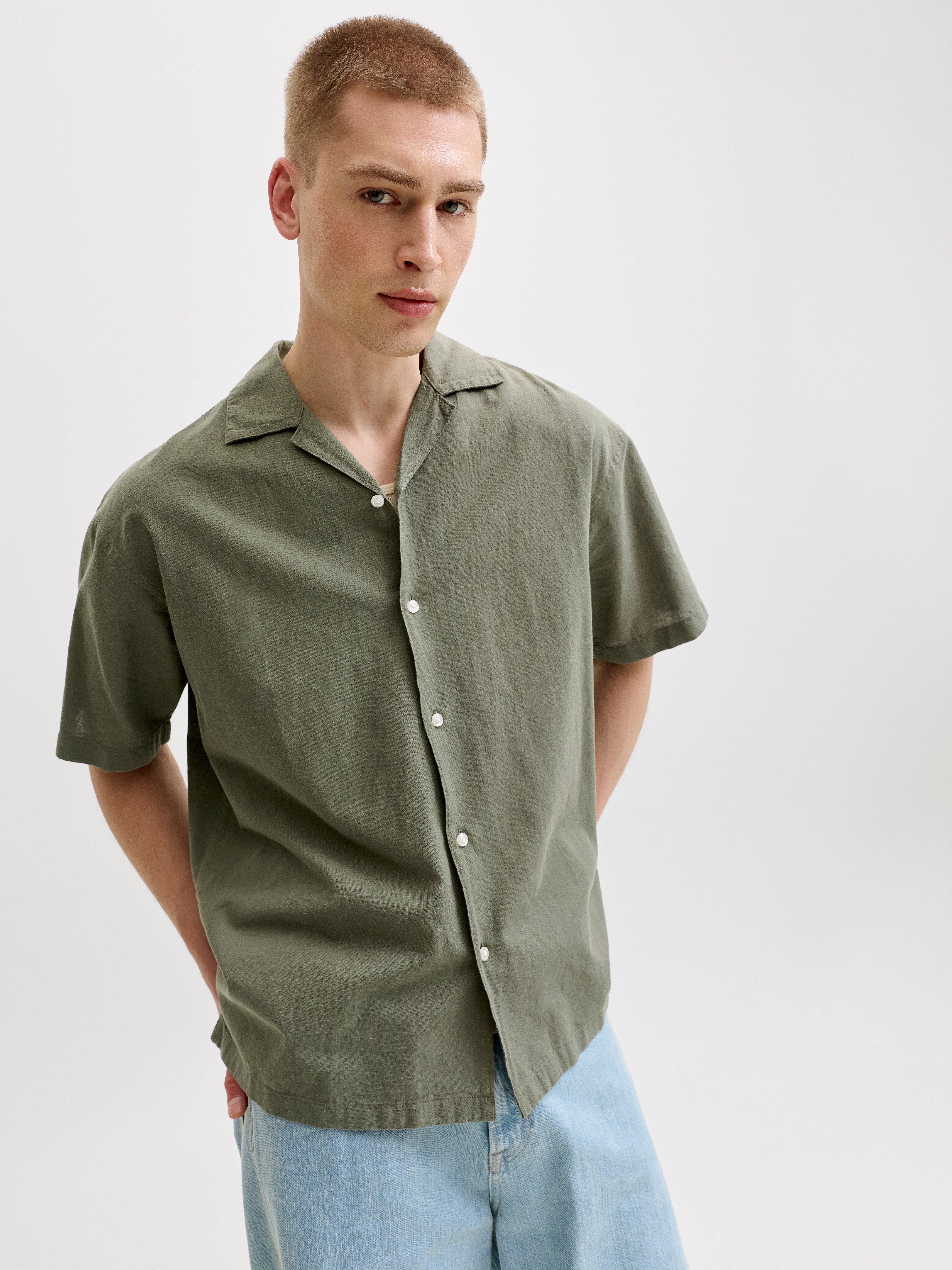 Jack & Jones Kurzarmhemd JJEBREEZE LINEN BLEND RESORT SHIRT SS SN mit Knopfleiste
