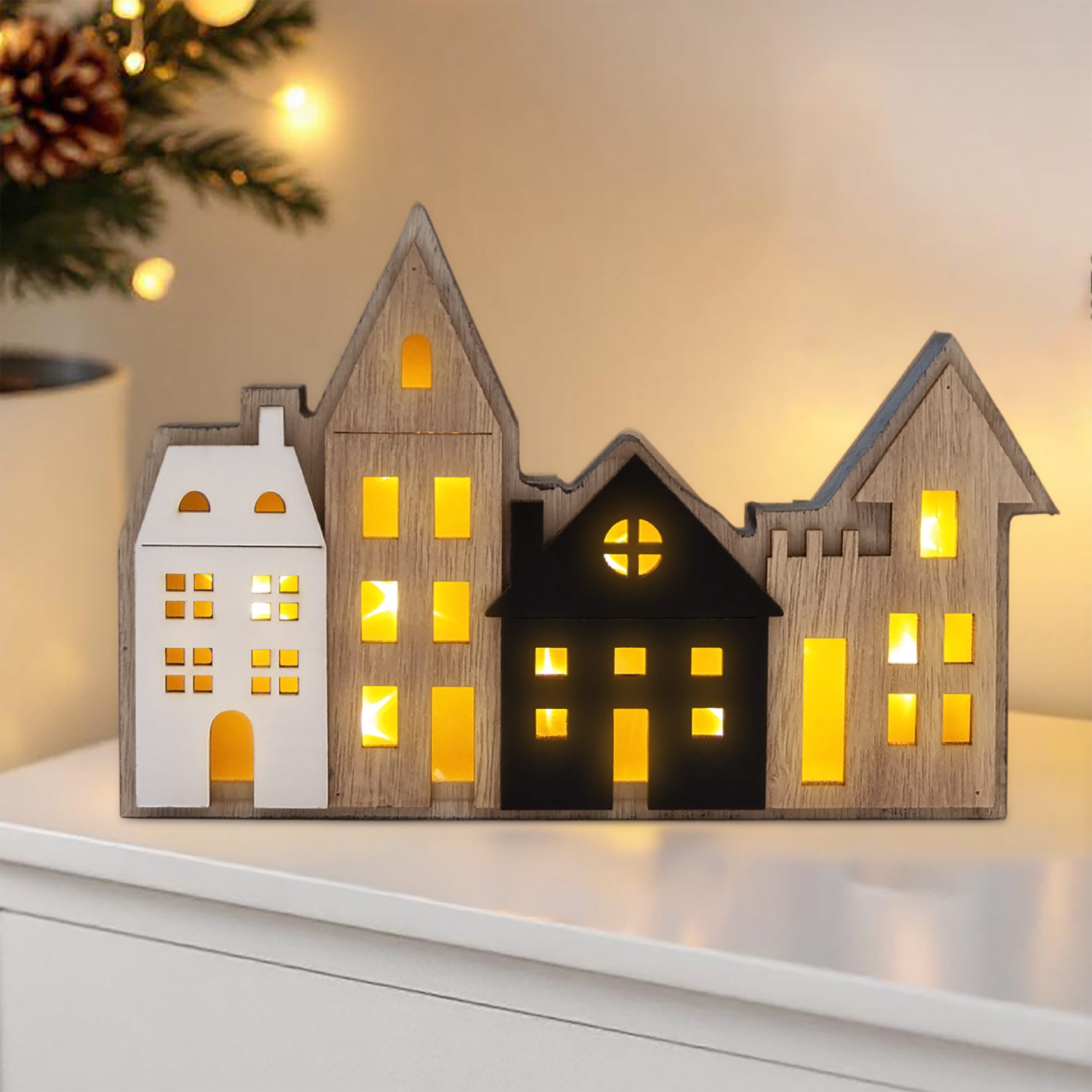 Spetebo Dekoobjekt LED Weihnachts Stadt Aufsteller aus Holz - 23x16cm, Deko Häuserzeile warm weiß beleuchtet