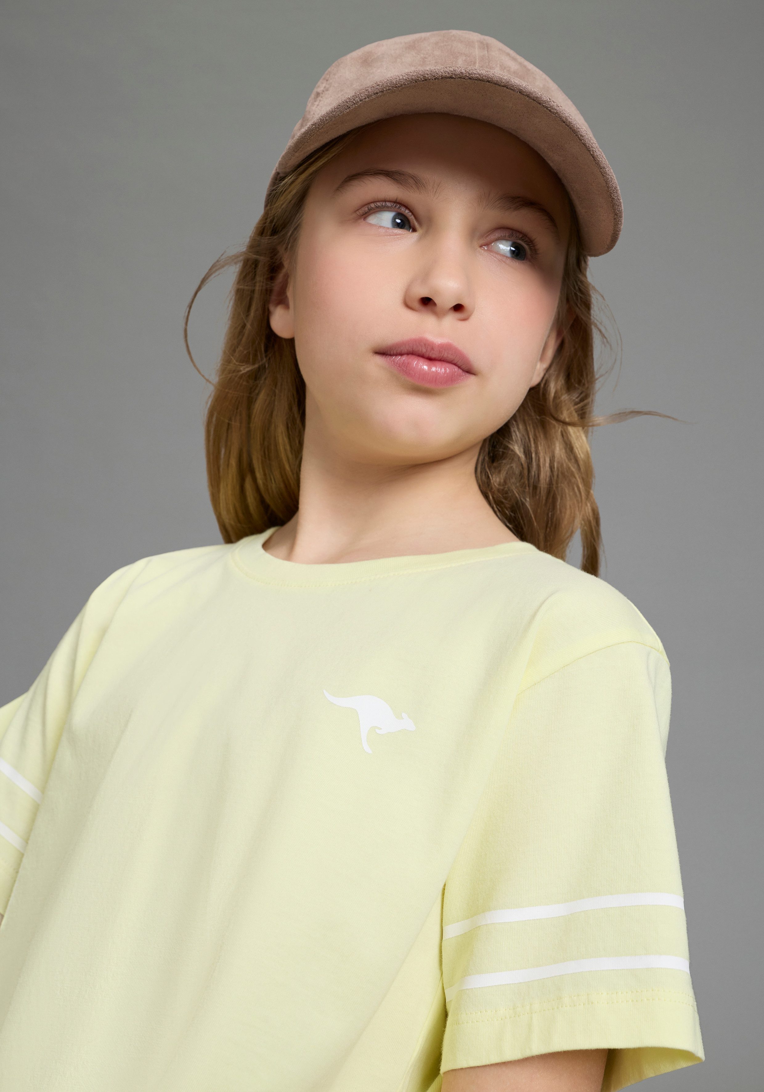 KangaROOS T-Shirt Kangaroos mit trendigem Farbverlauf kurzärmelig, bequeme Passform, mit Logodruck, Rundhalsausschnitt