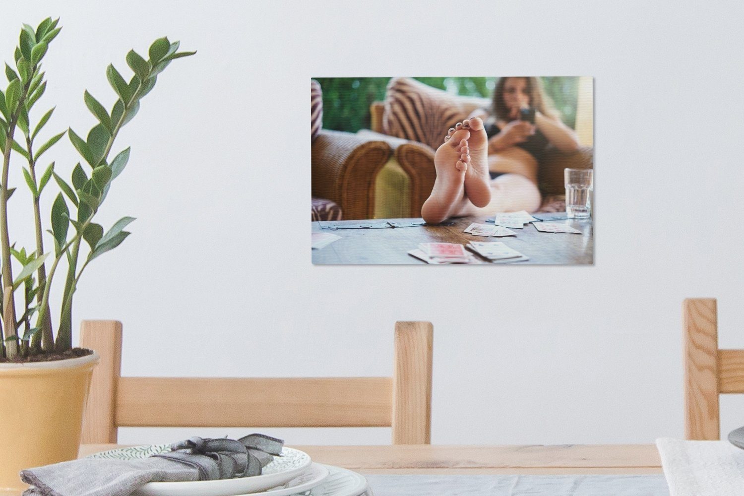 OneMillionCanvasses® Leinwandbild Teenager mit Füßen Leinwandbilder, cm Wanddeko, auf dem 30x20 St), Wandbild Aufhängefertig, (1 Tisch