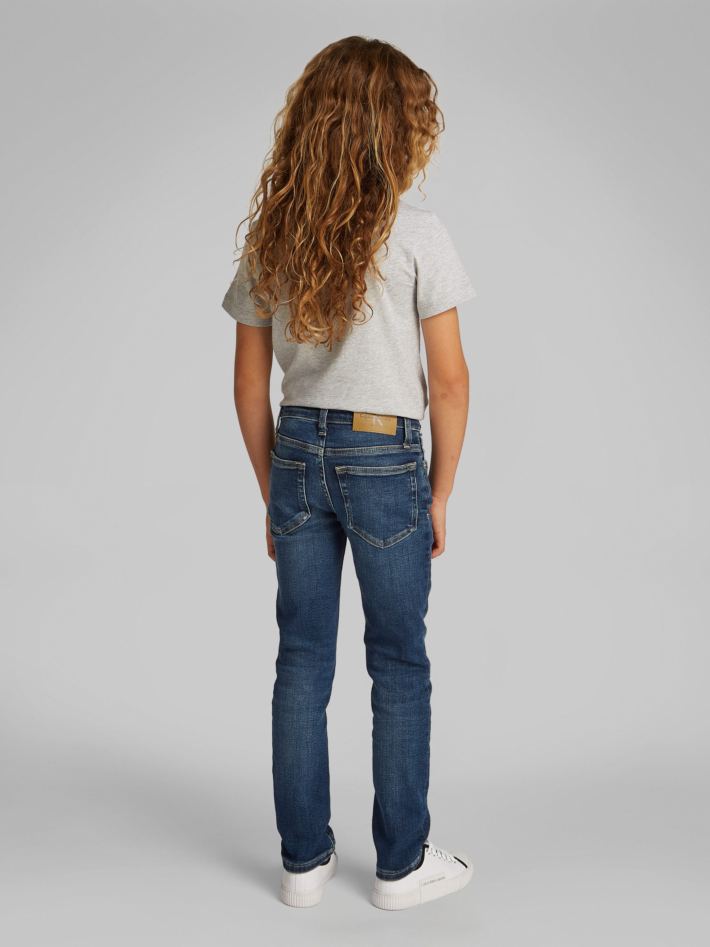 Calvin Klein Jeans Slim-fit-Jeans DARK BLUE VISUAL SLIM für Kinder bis 16 Jahre mit Lederpatch