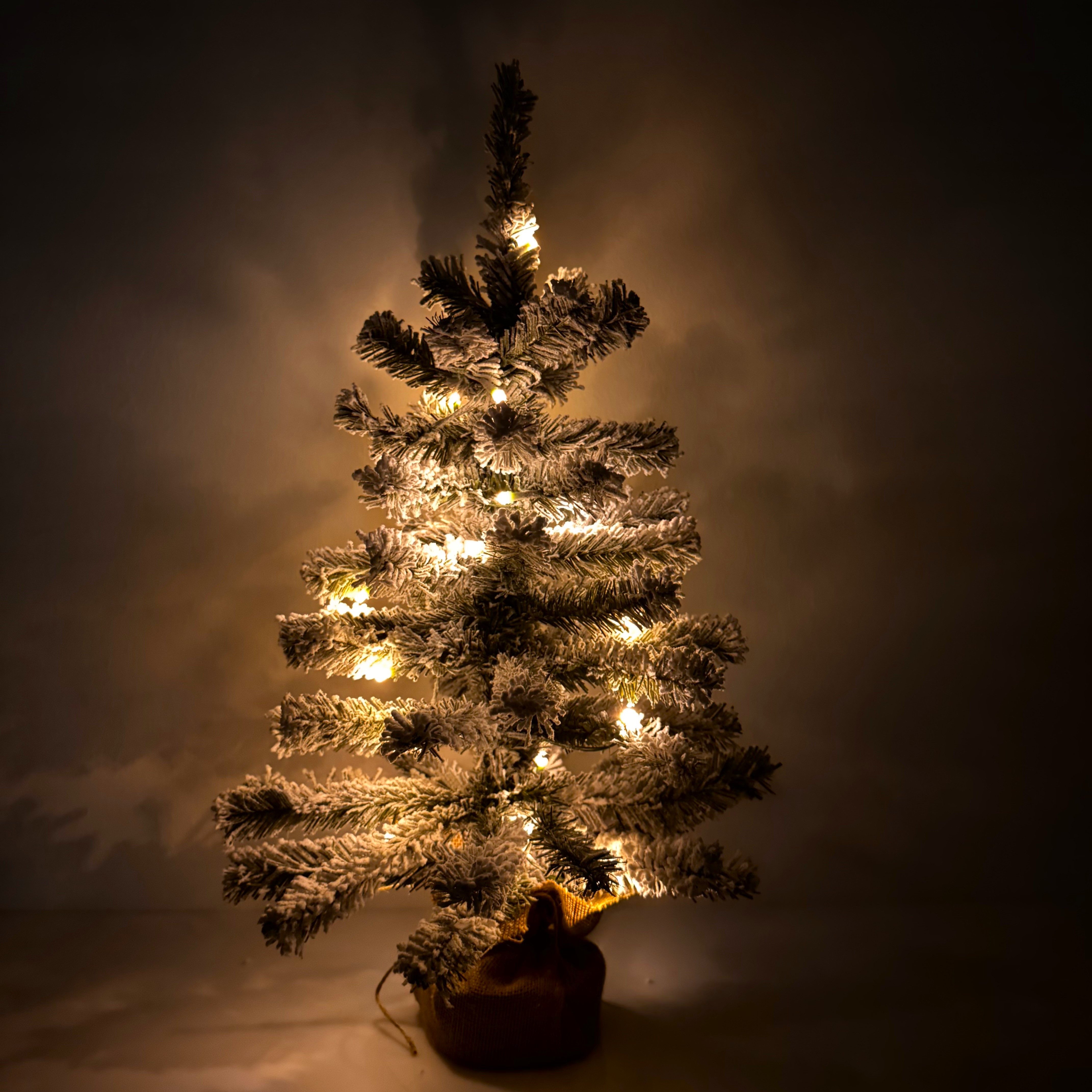 Online-Fuchs Künstlicher Weihnachtsbaum mit Schnee bedeckt und LED-Beleuchtung inkl. Timer - Weihnachtsdeko, 60 cm kleiner Tannenbaum, 20 warmweiße LEDs sorgen  – Bild 4 von 4