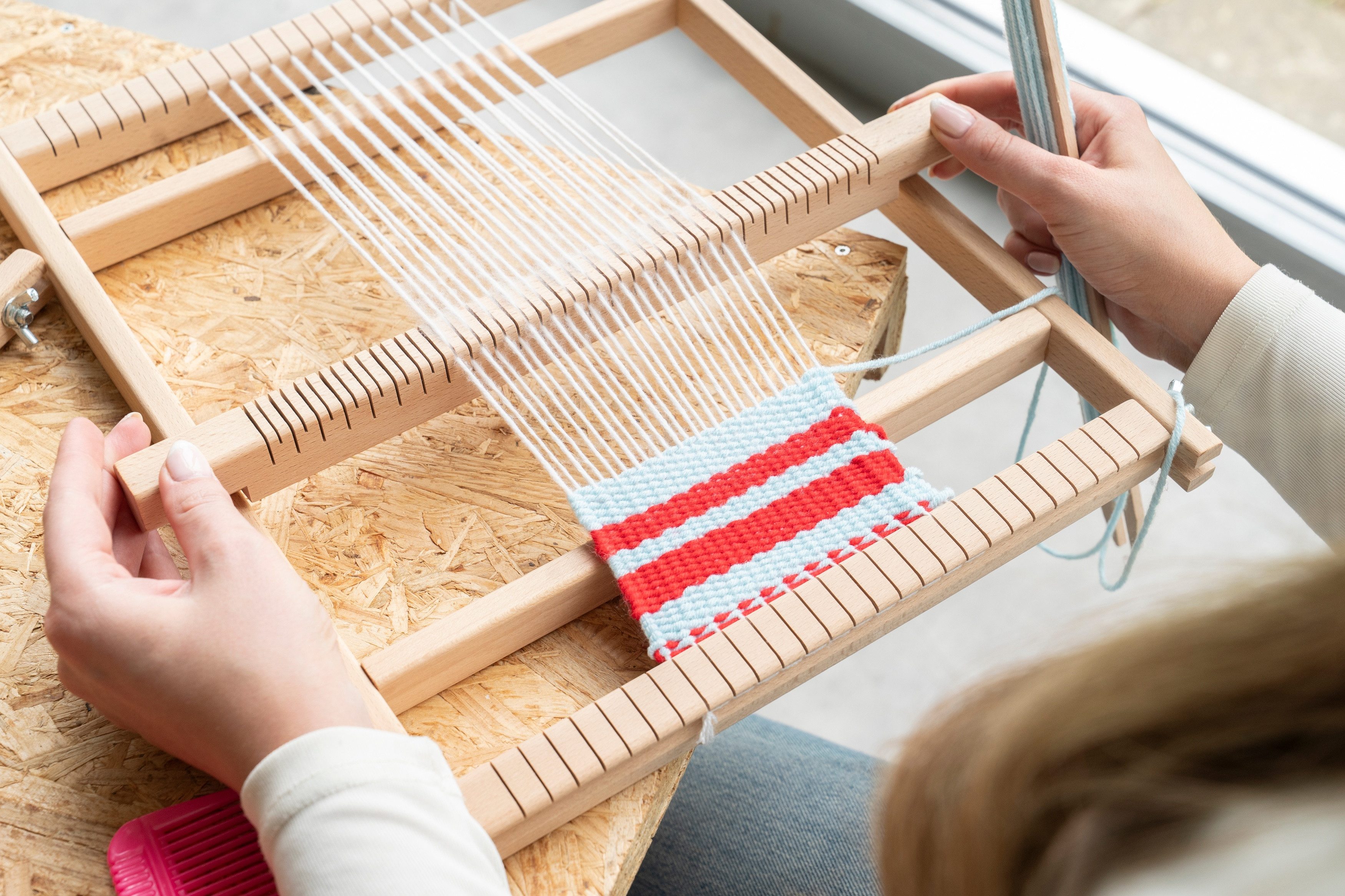 Betzold Lernspielzeug Großer Schul-Webrahmen – 30x40cm Web-Set für Kinder Basteln – Bild 5 von 5