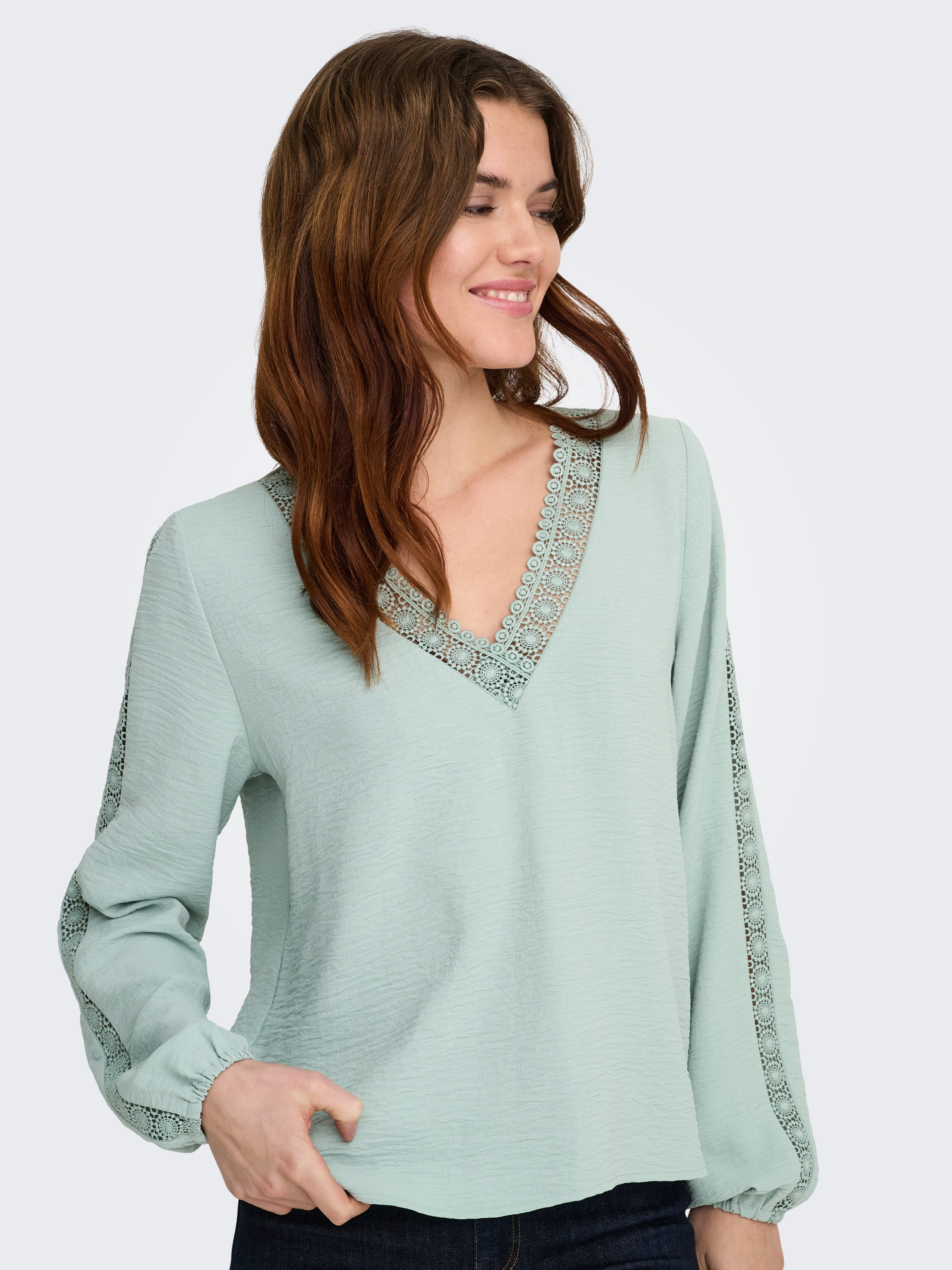 ONLY Langarmbluse ONLGREGOR METTE LS LACE TOP WVN Kunstfaser, regular fit, V-Ausschnitt, Regular Waist