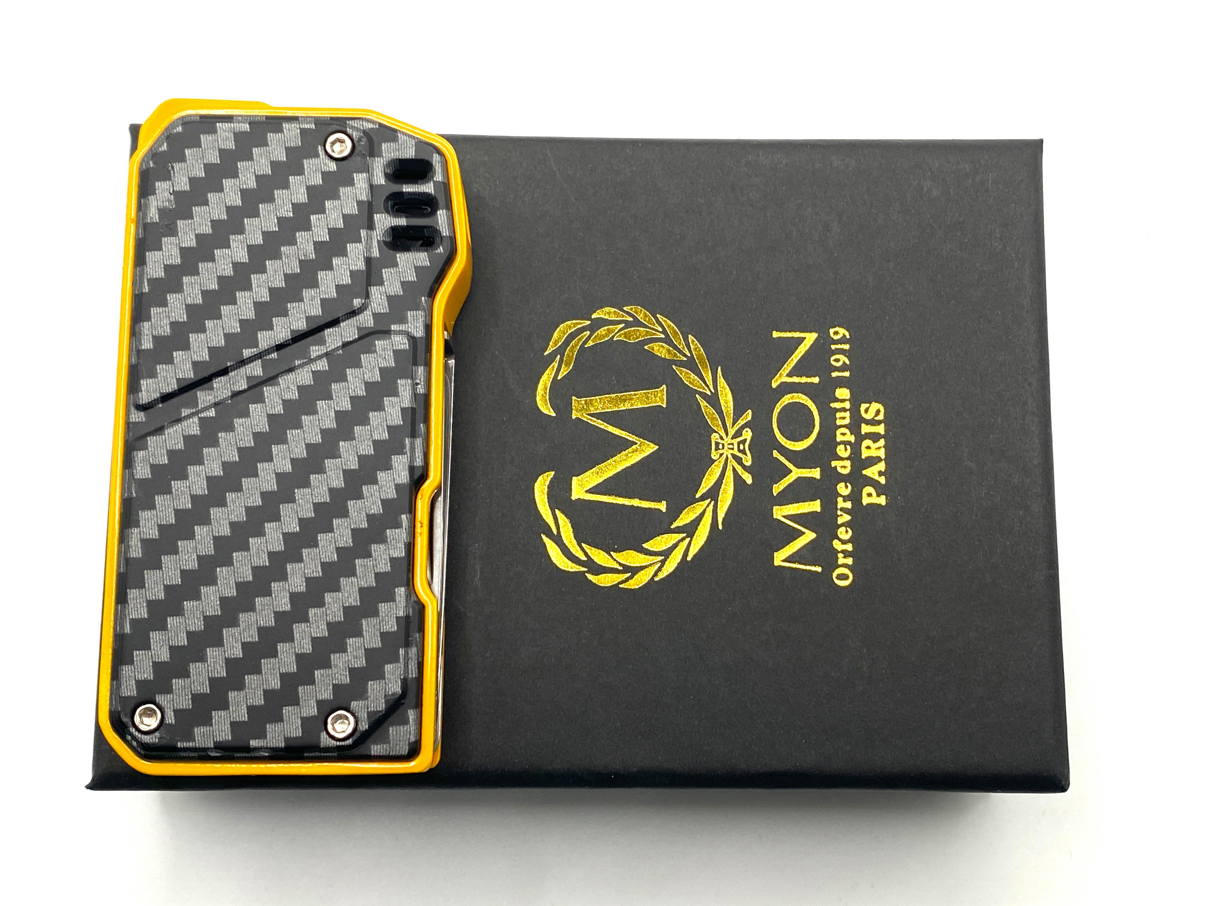 meytrade Feuerzeug Myon Softflame Carbon Pfeifenfeuerzeug mit Tool Pfeifenbesteck (in schöner Geschenkbox verpackt), in rot, gelb und schwarz Carbon erhältlich