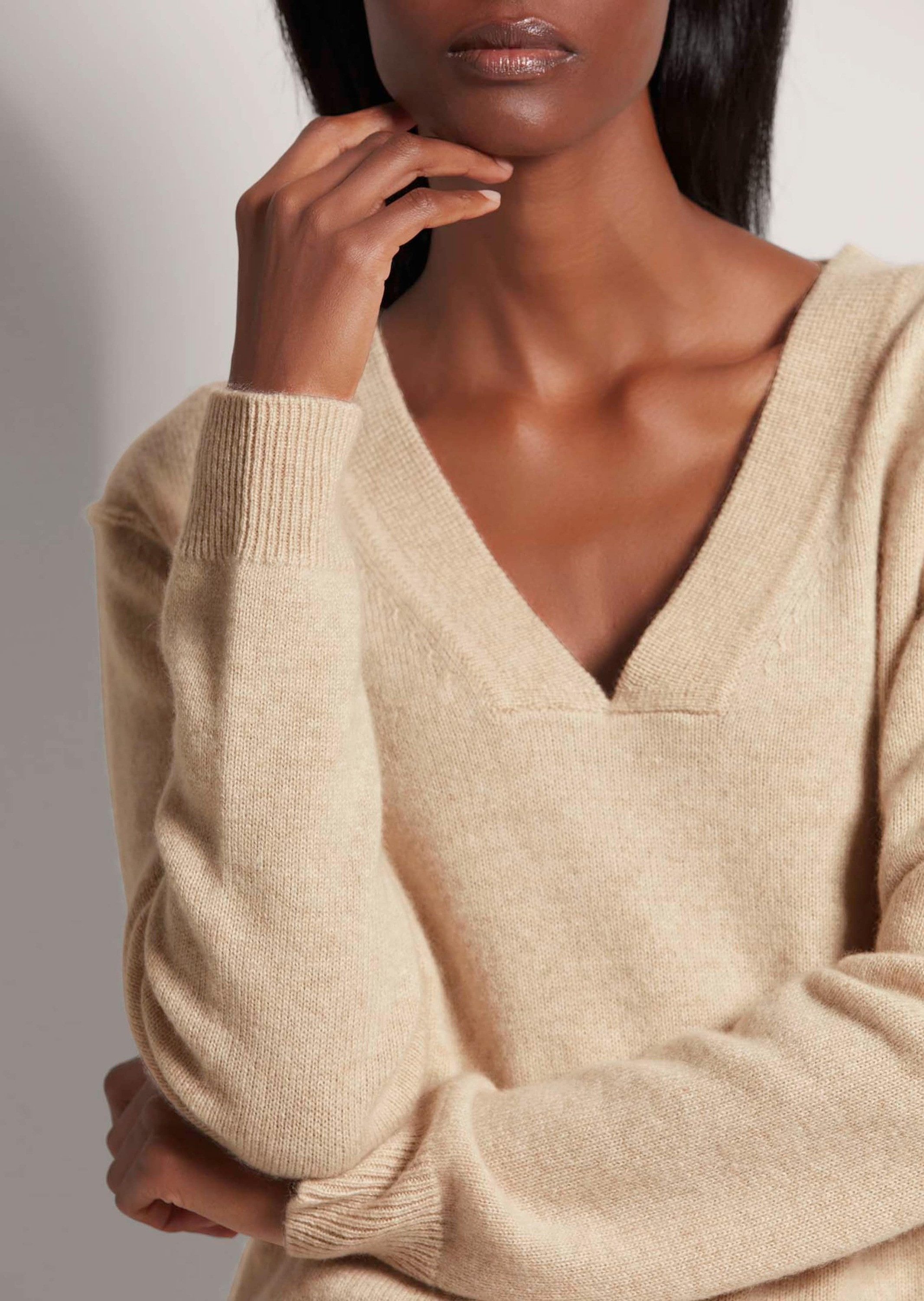 MADELEINE Strickpullover Kurzer V-Pullover mit Good Kaschmir