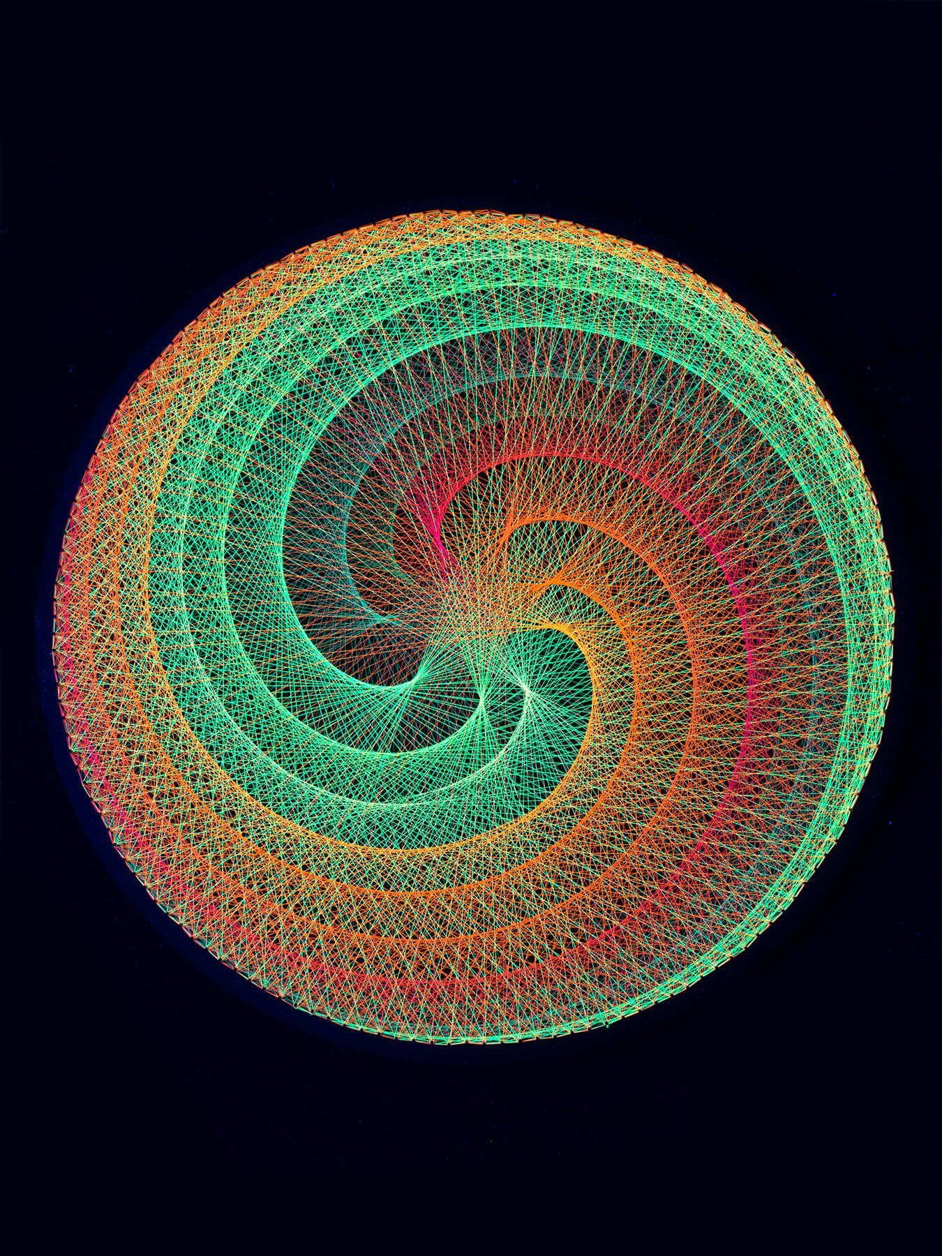 unter PSYWORK 2D Fadendeko UV-aktiv, Lines 50cm, Schwarzlicht "Fine Multi", leuchtet StringArt Spirale Schwarzlicht Dekoobjekt