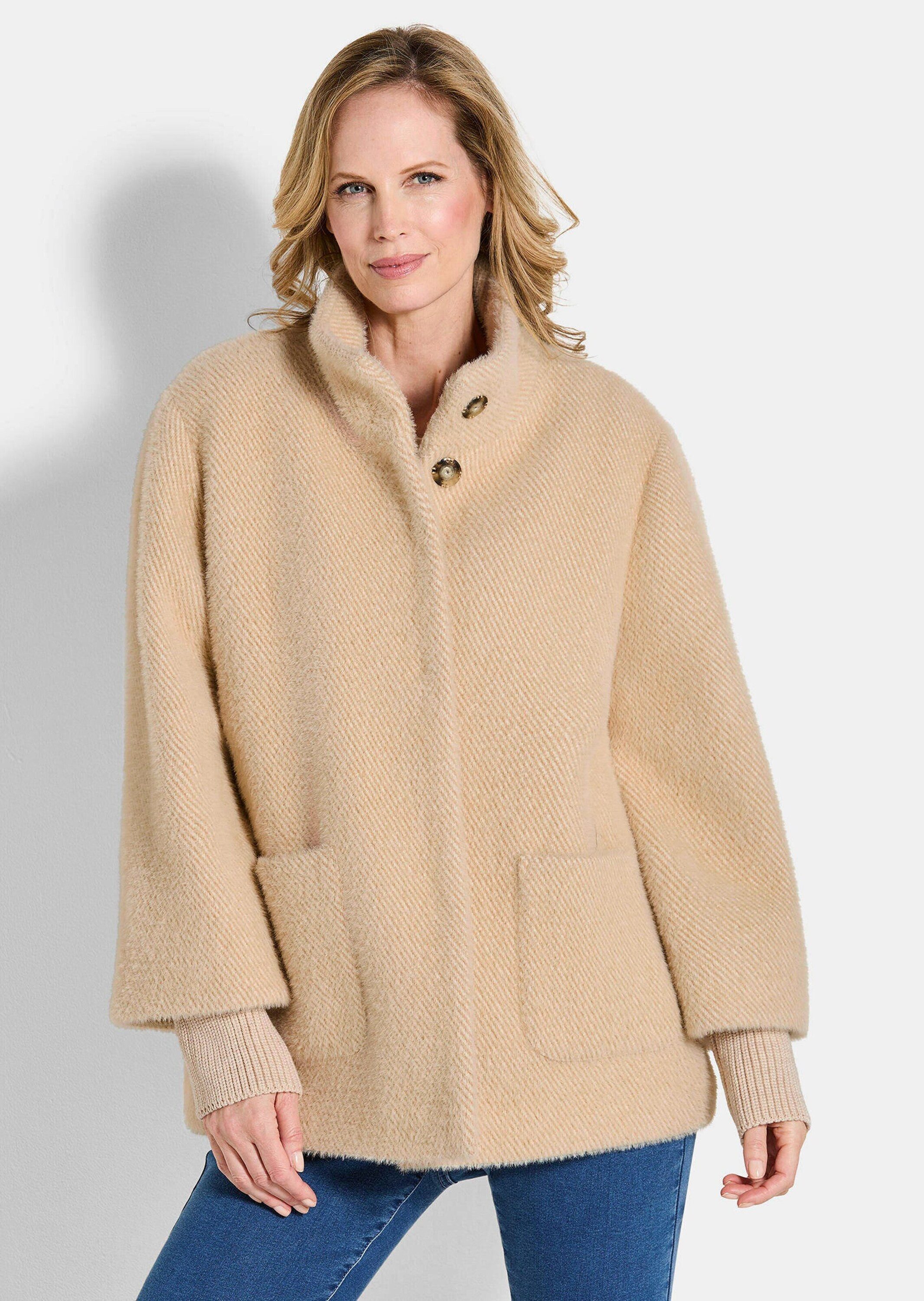 GOLDNER Outdoorjacke Flauschiger Kurzmantel mit Stehkragen Flauschjacke mit aufgesetzten Taschen, Druckknopfleiste und Langarm