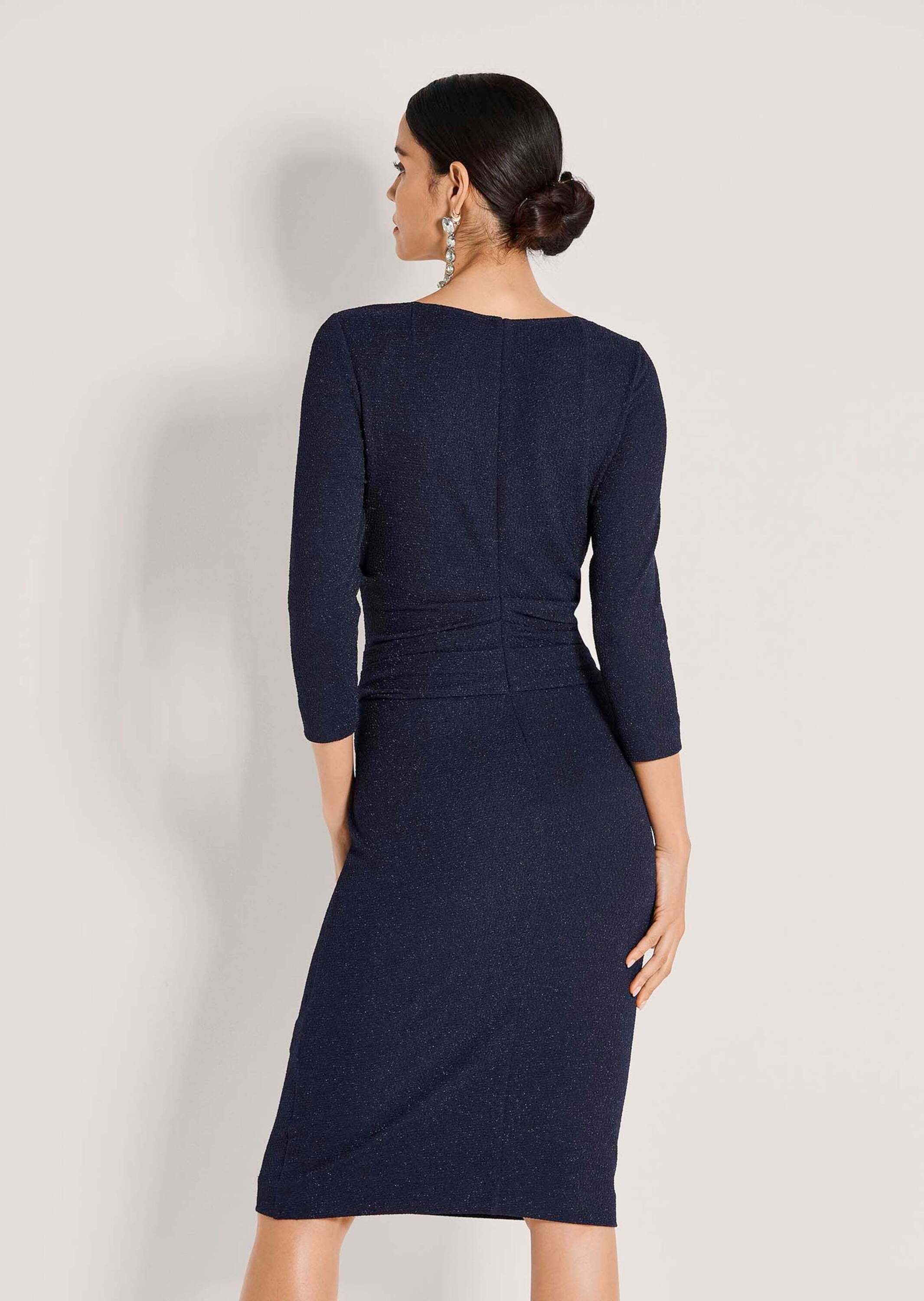 MADELEINE Etuikleid Stretchkleid in Wickeloptik Glanzkleid mit V-Ausschnitt, Knielänge und 3/4-Arm