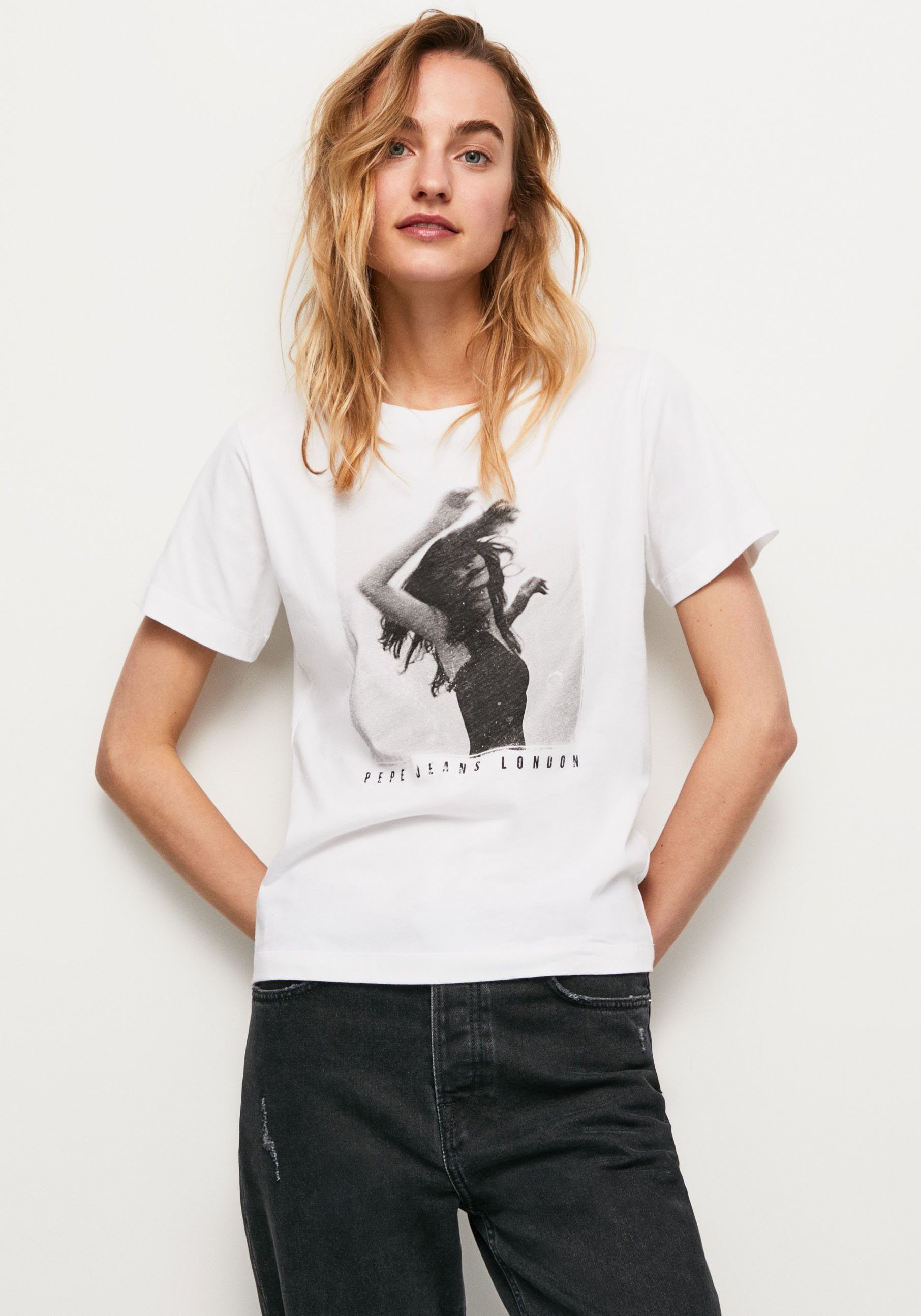 und Frontprint figurbetonter SONYA markentypischem 800WHITE Passform Jeans T-Shirt mit Pepe in tollem