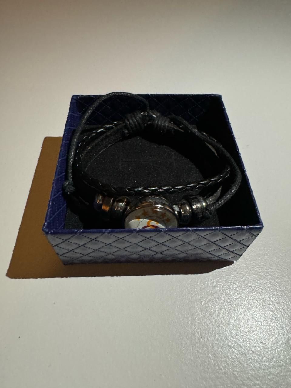 Stelby Armband mit Gravur Galatasaray Armband 3D Gravur im Glas mit Geschenkbox (Weihnachtsgeschenk, Geburtstaggeschenk, Valentinstaggeschenk), Hochwertiges Lederarmband für Galatasaray Fans – edel & robust