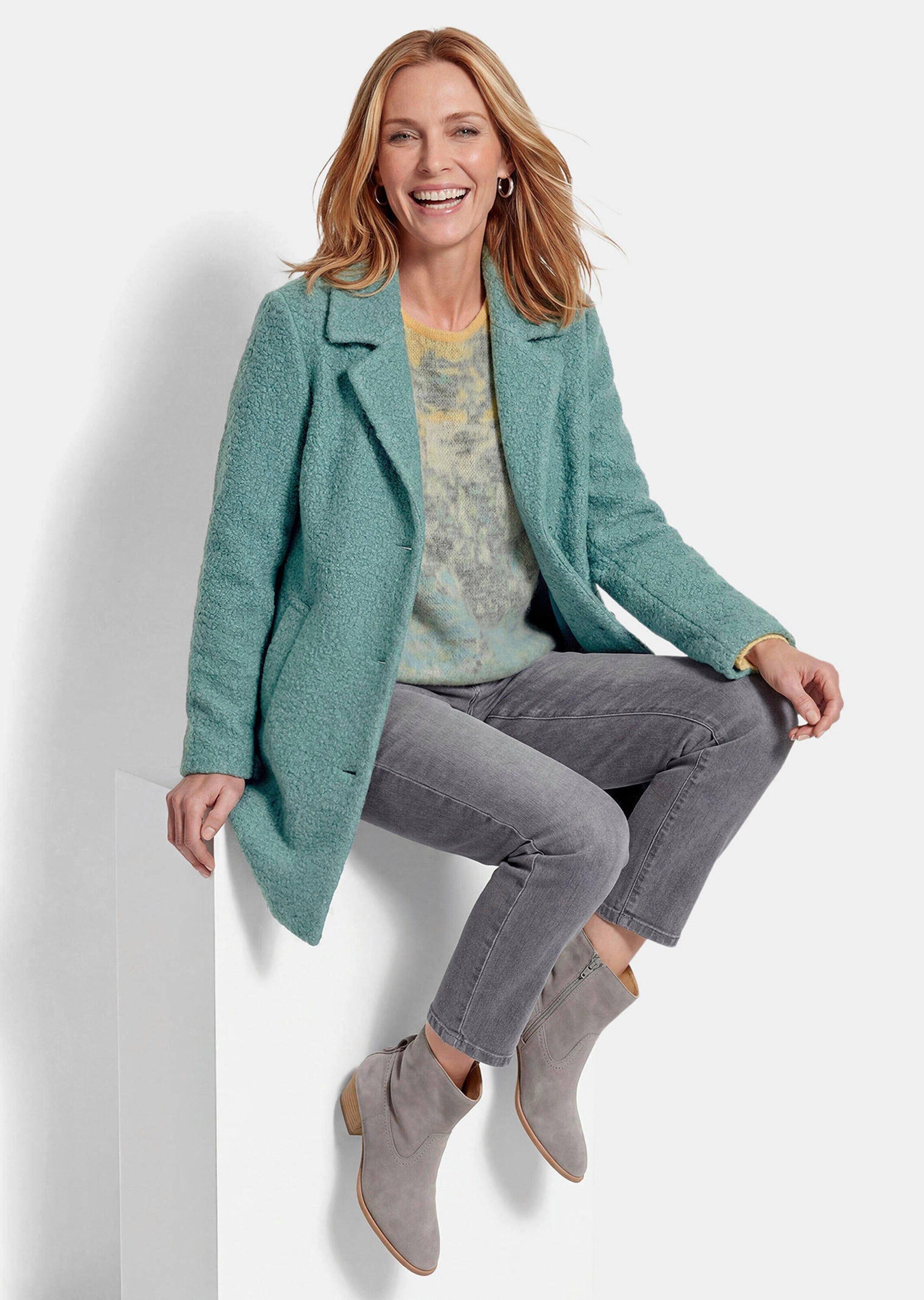 GOLDNER Jerseyblazer Kurzgröße: Gerader Bouclé-Mantel mit Reverskragen Leicht gefüttertes Modell mit Knopfleiste und Eingriffstaschen – Bild 4 von 5