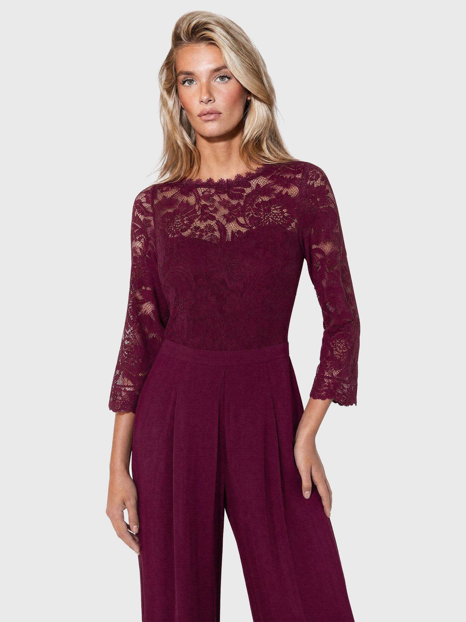 Apart Jumpsuit aus Spitze und Chiffon mit weitem Bein