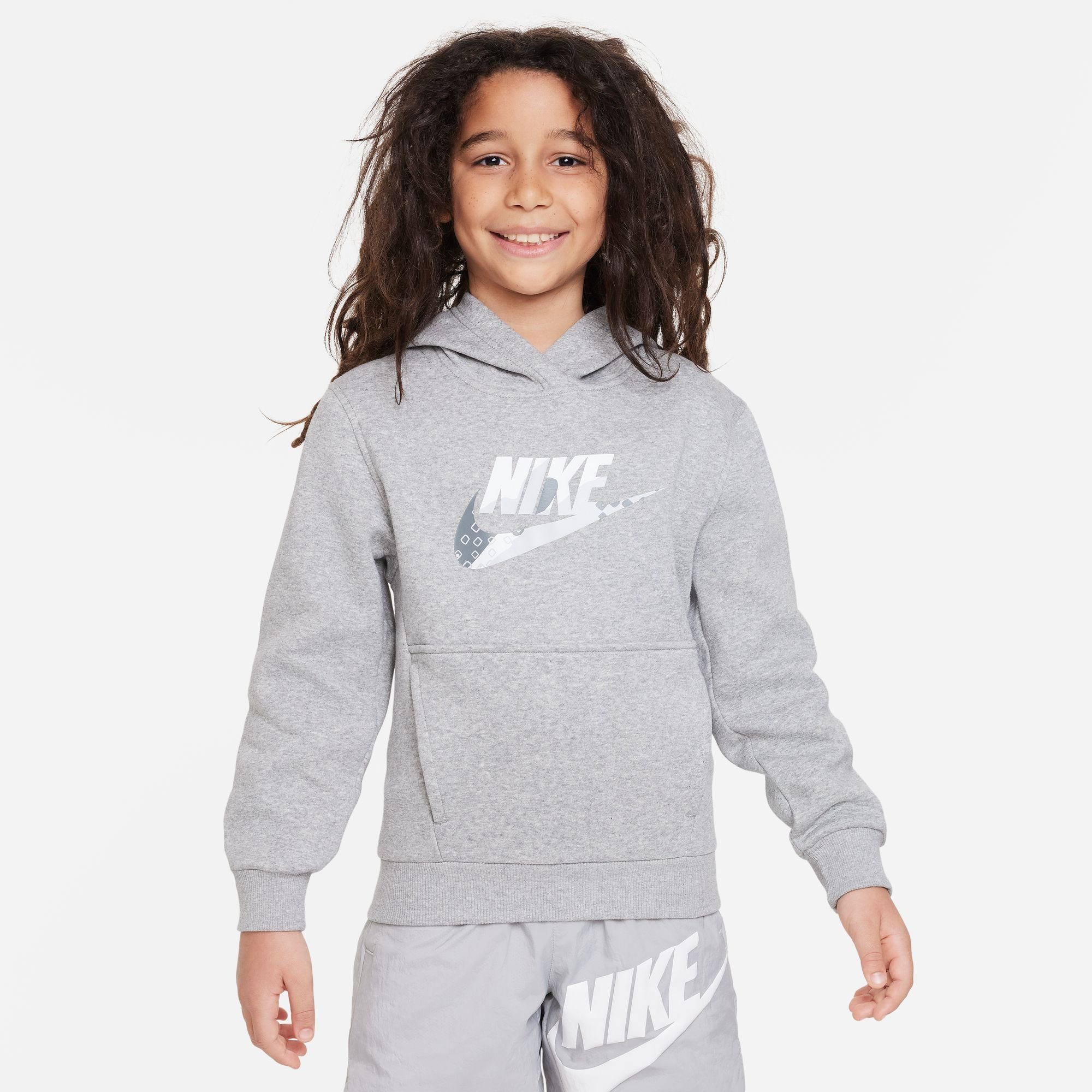 Nike Sportswear Kapuzensweatshirt CLUB FLEECE BIG KIDS' GRAPHIC HOODIE DK GREY HEATHER