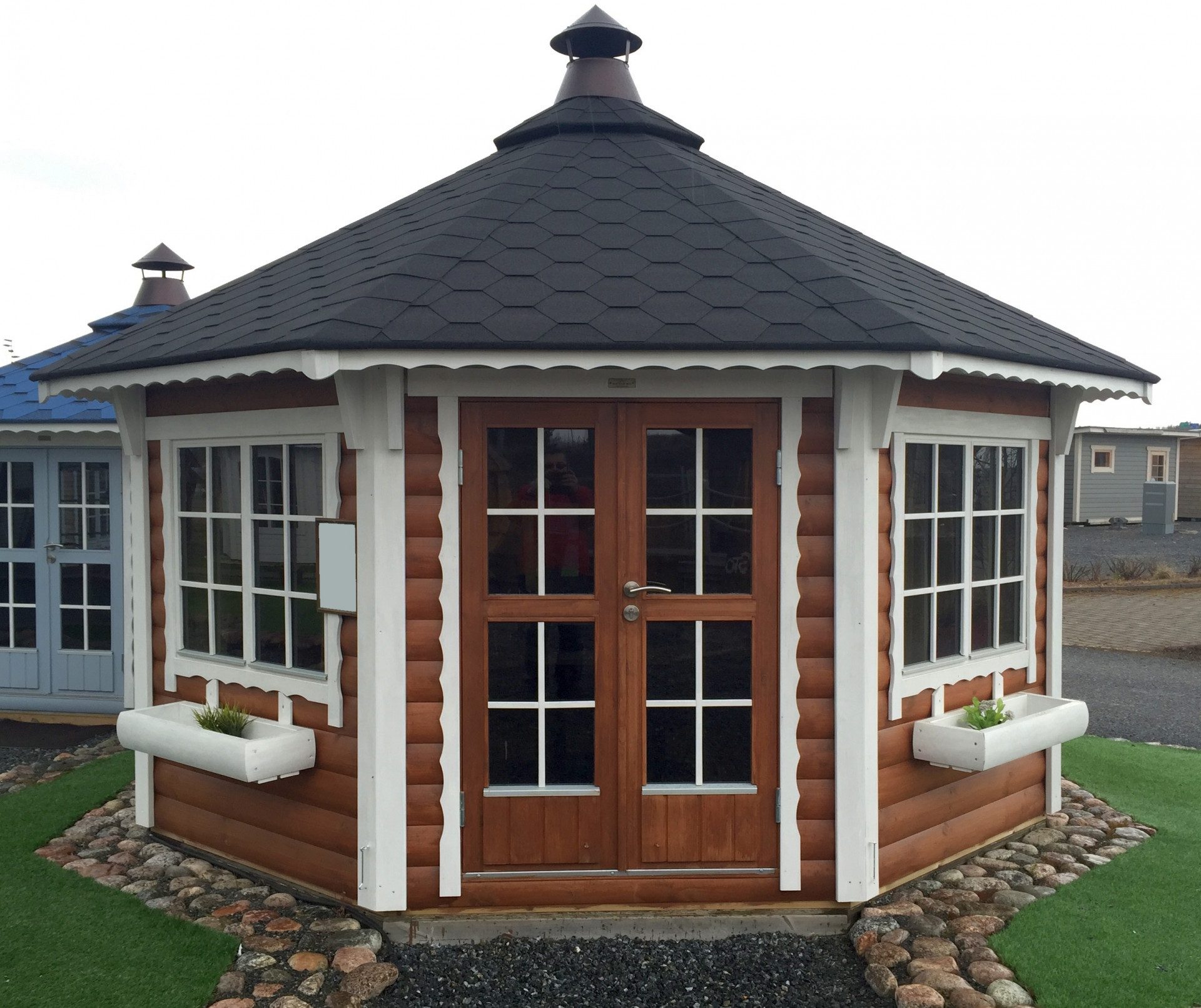 Finn Art Blockhaus Grillkota Grillpavillon 8-eckig Victoria 12 max. 15 Personen, BxT: 380x380 cm, Schindeln schwarz, mit Grillanlage