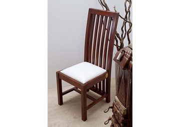 Massivmoebel24 Holzstuhl OXFORD (43x50x109 Akazie montiert, Stuhl aus massiven Akazienholz mit weißem Polster im Landhausstil), hochwertiges Edelholz, authentische Holzadern, aufwendige Schnitzereien und Verzierungen