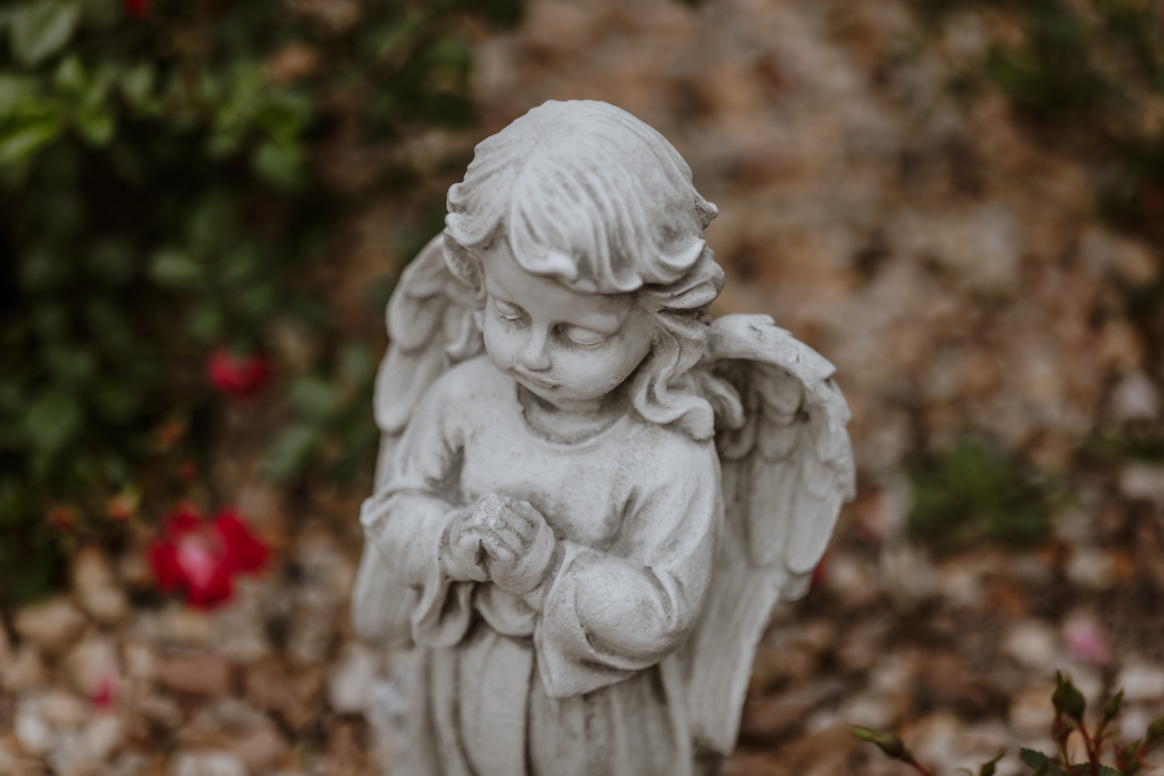 gartendekoparadies.de Gartenfigur Engel Statue stehend, Steinfigur, H. 42 cm, 7 kg, Frostsicher