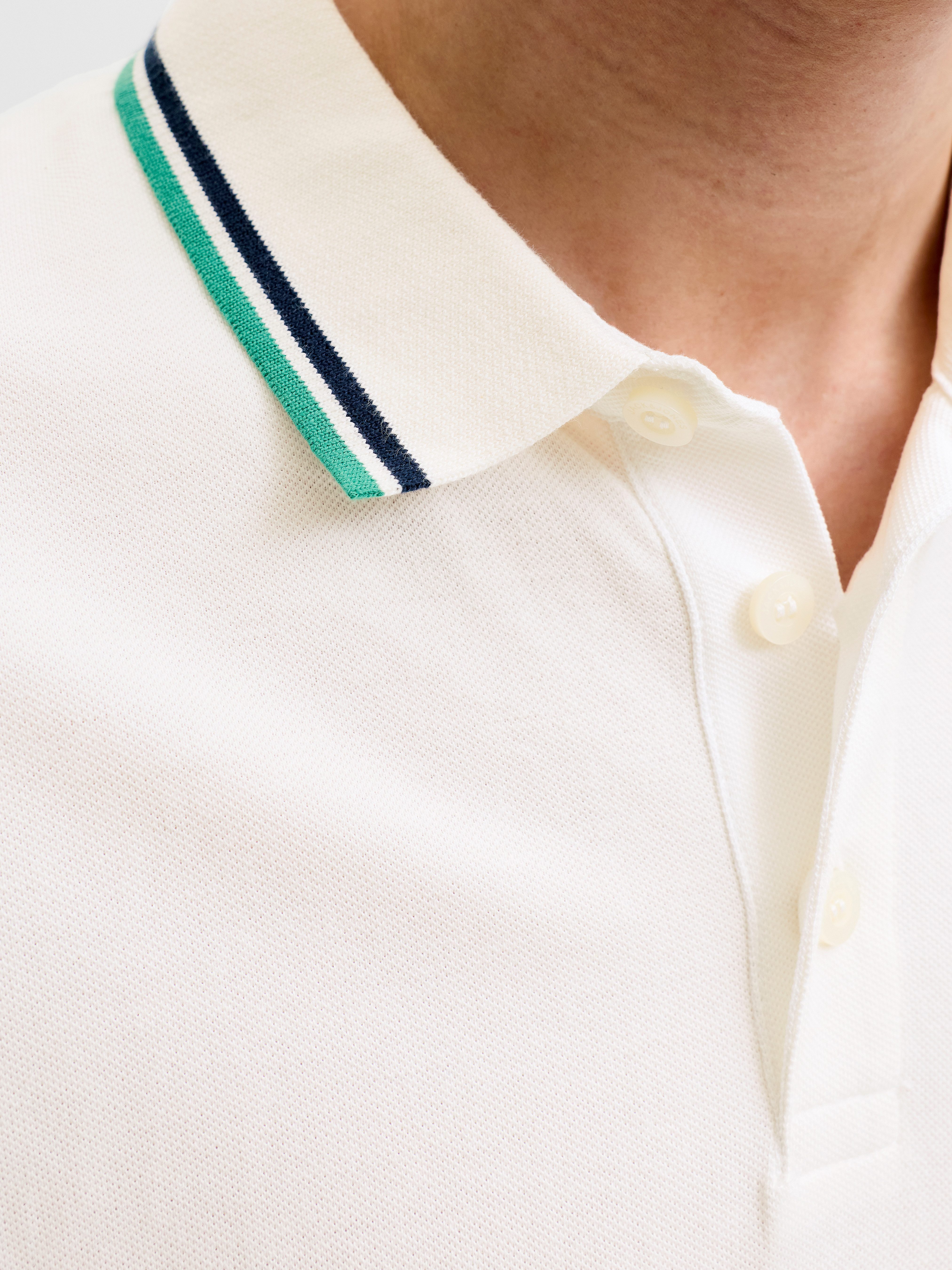 Jack & Jones Poloshirt JJEPAULOS Poloshirt mit klassischem Kragen und figurbetonter Form Logostickerei, modisch, schmal, Baumwolle, Polokragen – Bild 3 von 5