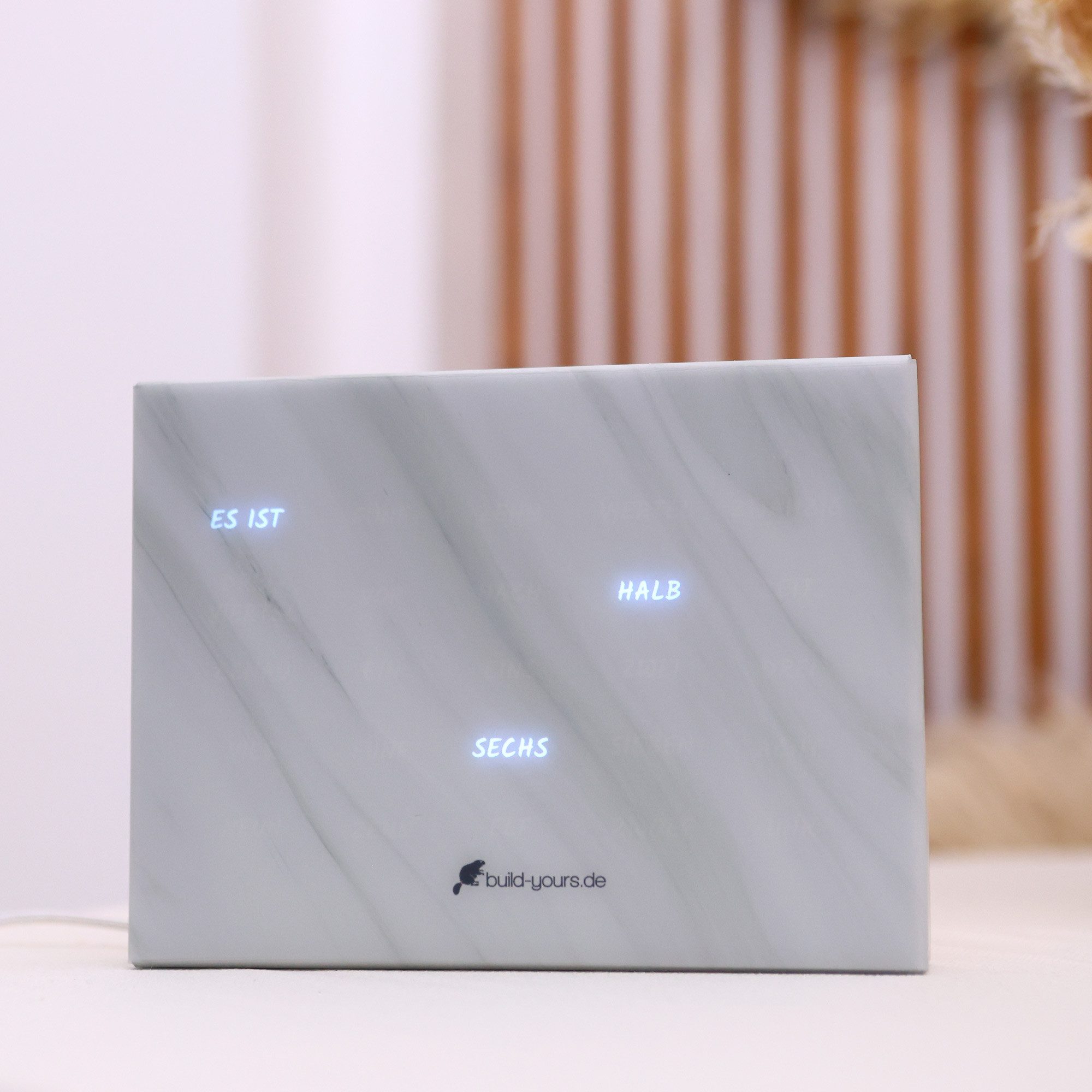 build-yours.de Standuhr BoxClock PLA - Die Wortuhr für den Schreibtisch - LED Standuhr
