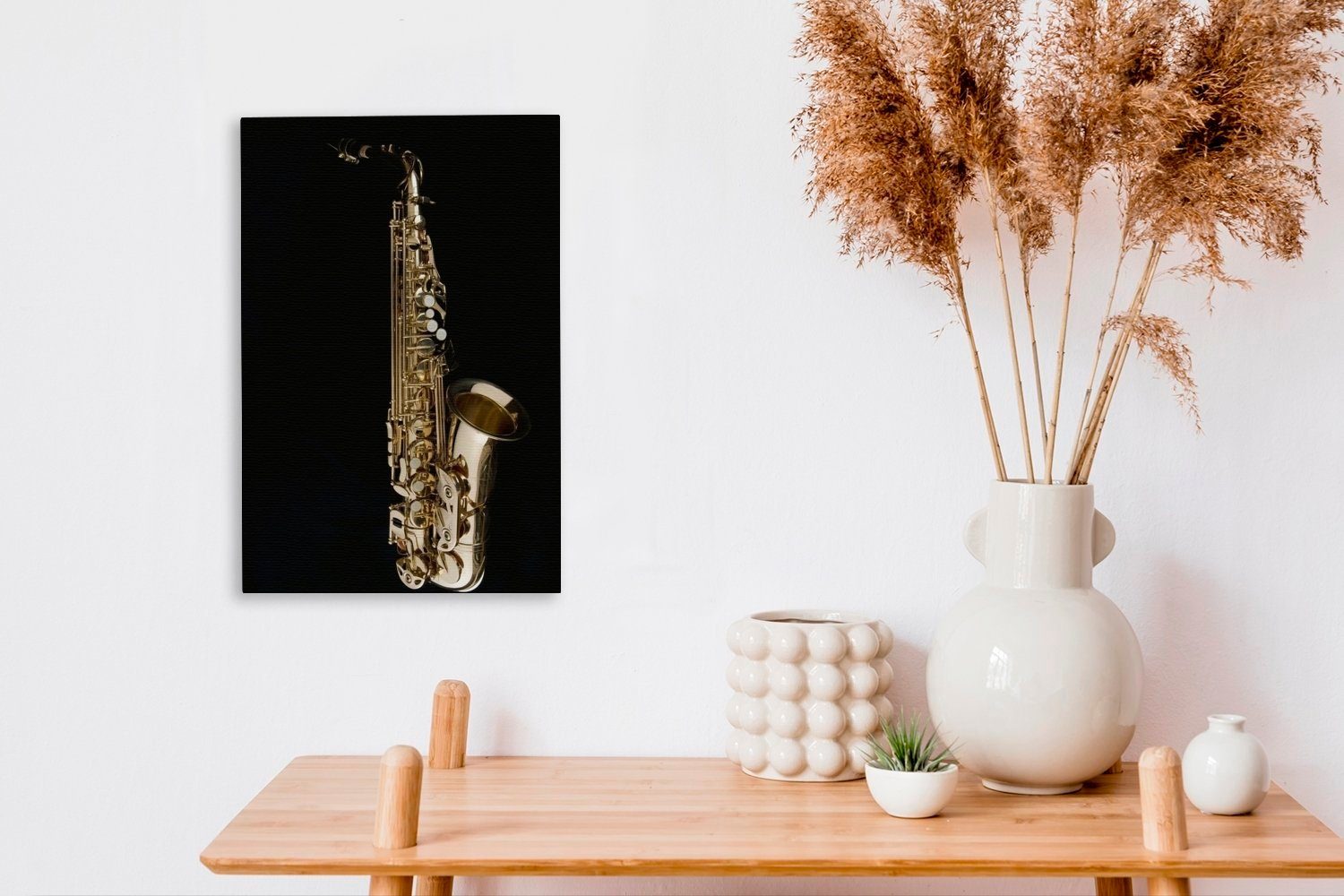 Leinwandbild Zackenaufhänger, Gemälde, cm Hintergrund, Saxophon 20x30 einem (1 Leinwandbild vor St), inkl. schwarzen fertig OneMillionCanvasses® bespannt