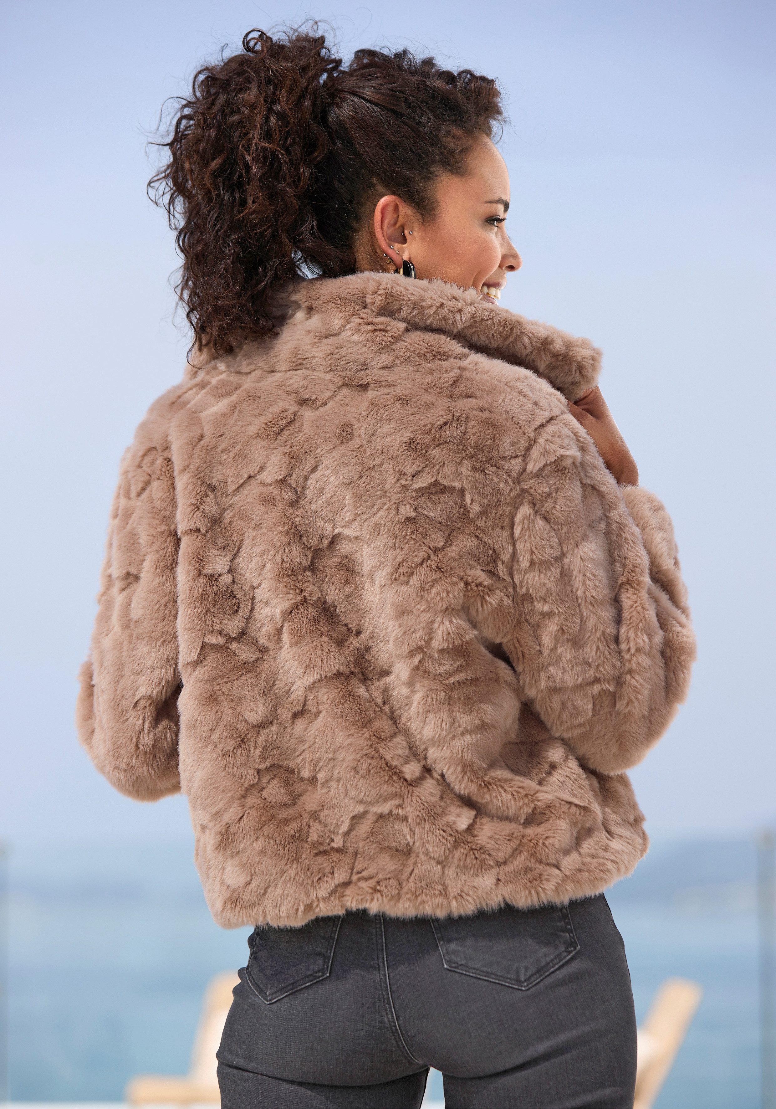LASCANA Fellimitatjacke kuschelige Kurzjacke aus Teddyplüsch, modisch