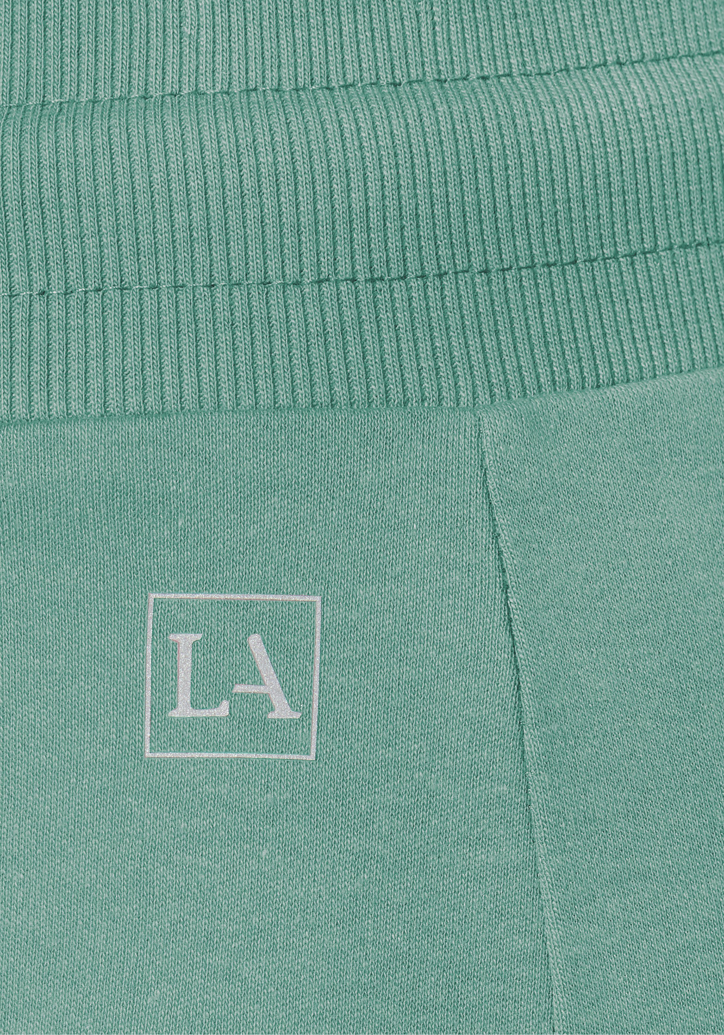 LASCANA ACTIVE Shorts mit kleinen Seitenschlitzen