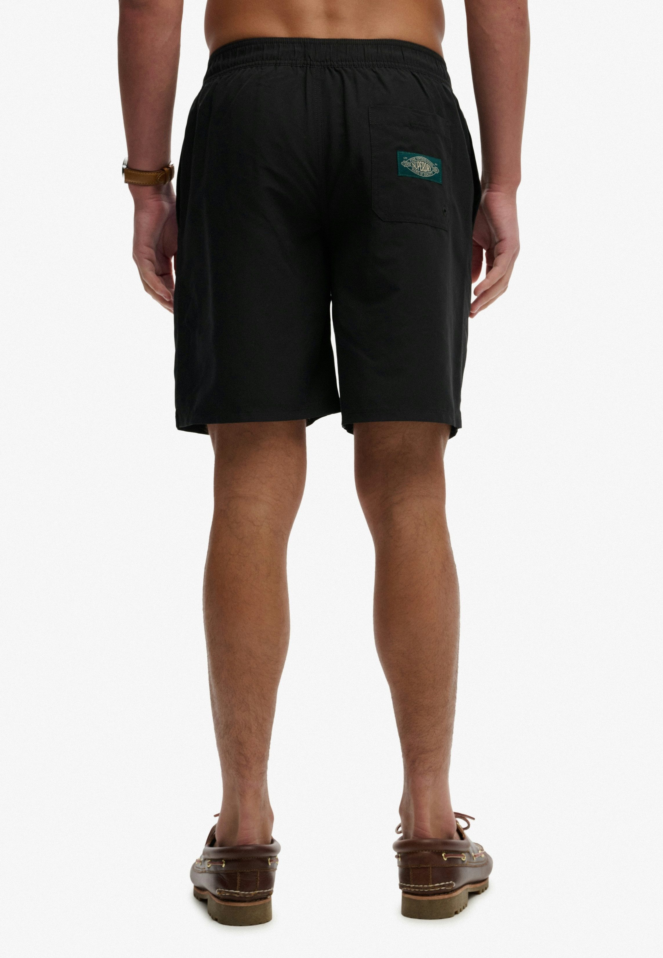 Superdry Badeshorts LOGO 19 BOARDSHORT lockere Passform, bedruckte Optik, aus Polyester
