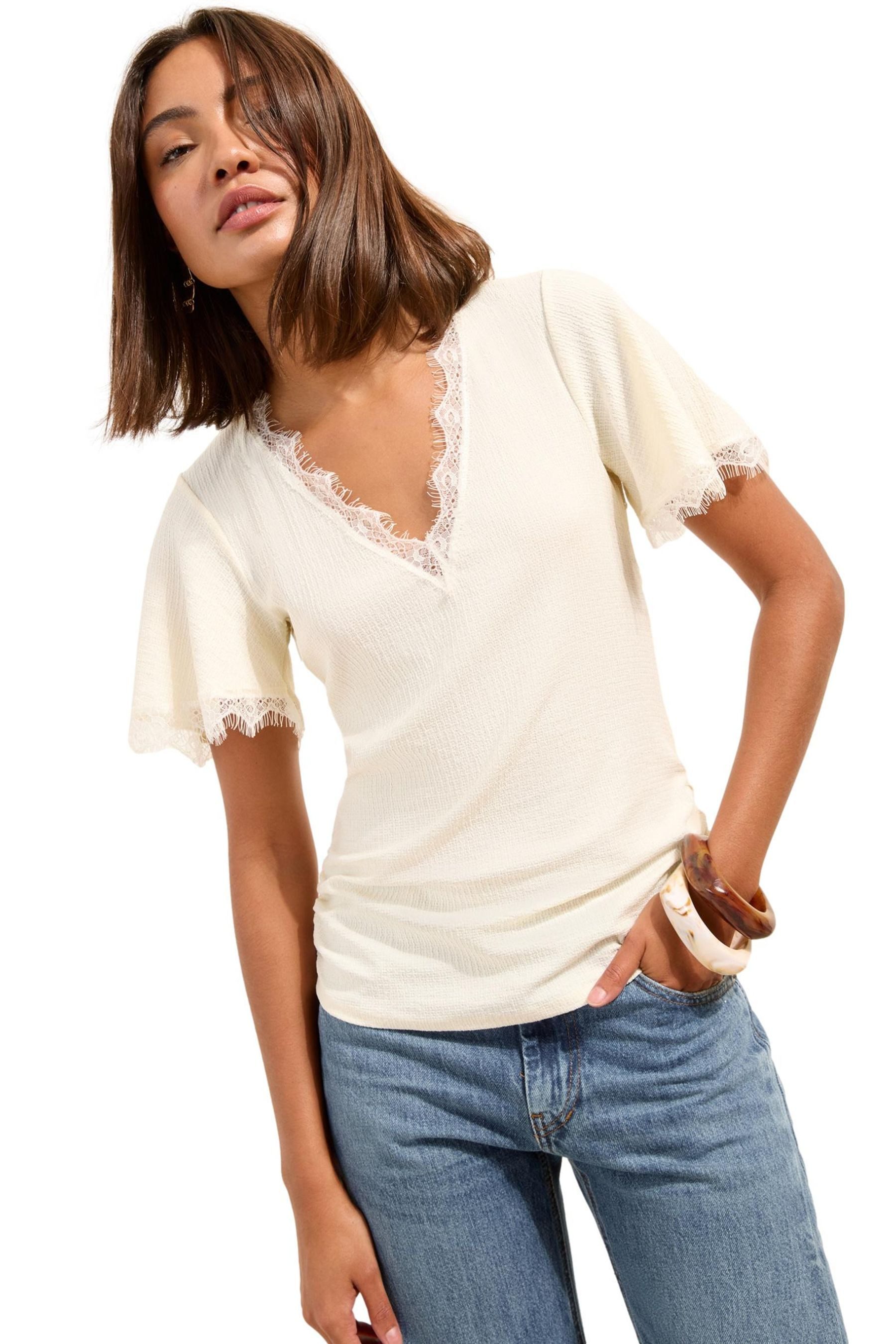 Friends Like These V-Shirt Friends Like These Top mit V-Ausschnitt und Spitze (1-tlg)