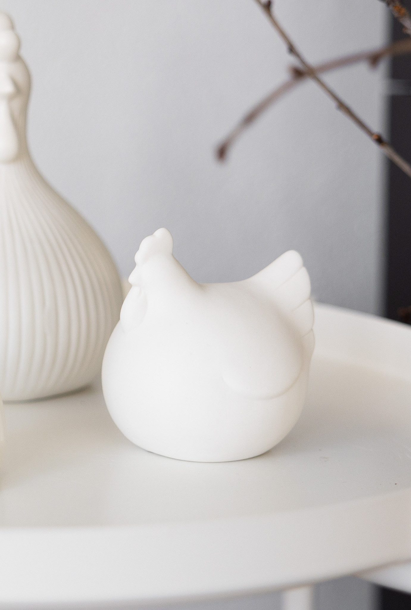 Storefactory Dekofigur Osterdeko Huhn Tilde – Weiße Keramik-Figur für Frühling & Ostern