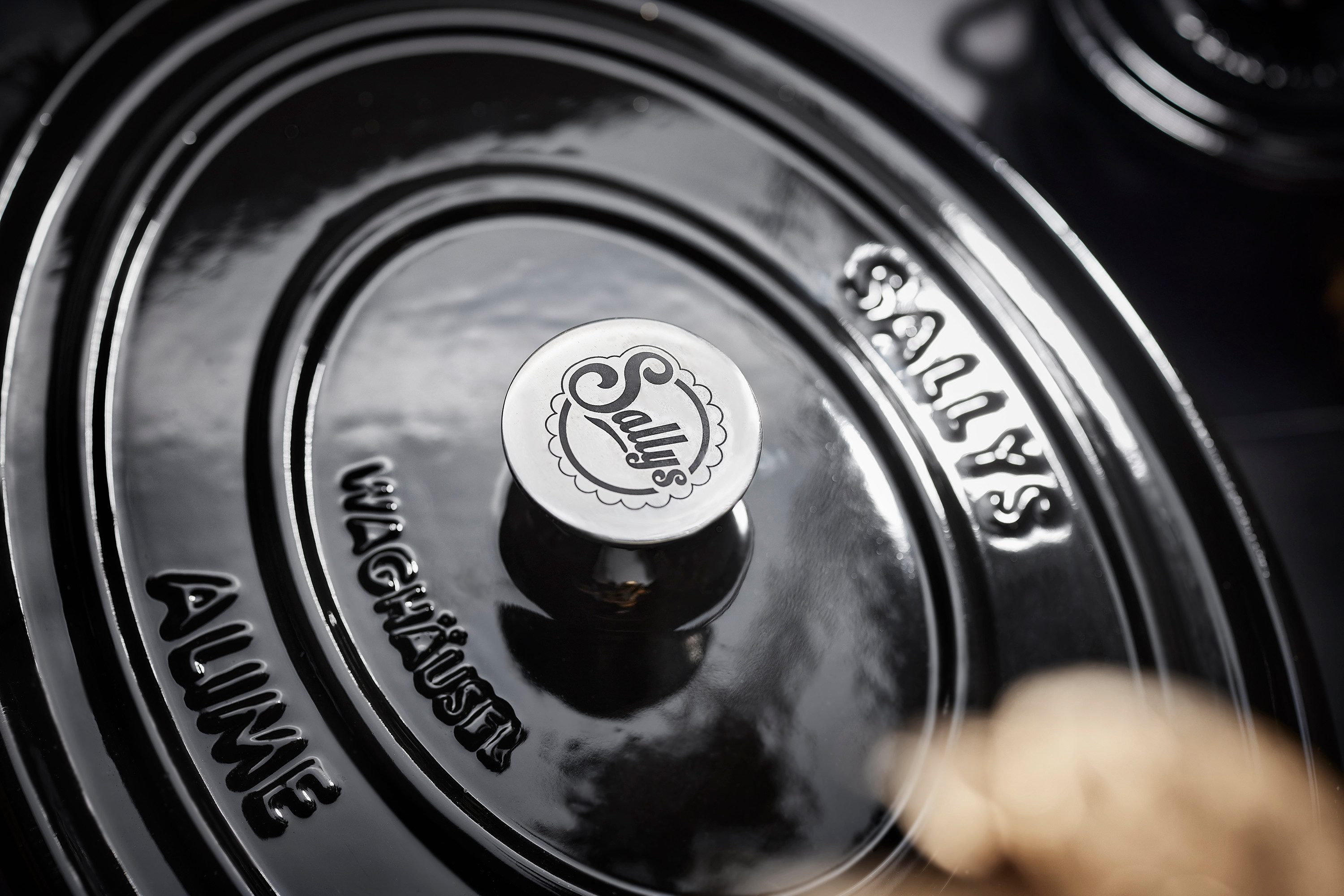 Sallys Bräter Vielseitiger Gusseisentopf ALIME, oval für Brot, Braten & Schmoren, Vollgusseisen mit hochwertiger Emaille-Beschichtung (Schmortopf mit Deckel, inklusive Noppen-Deckel, langlebig & ofenfest bis 250 °C), Gusseisenbräter, 36,5 × 26 cm / Vollgusseisen Emaille-Beschichtung