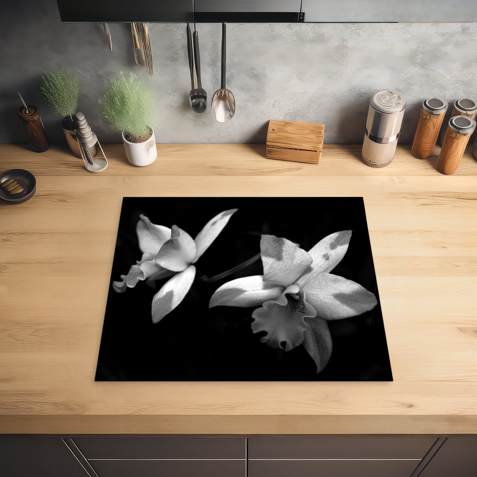 MuchoWow Herdblende-/Abdeckplatte für Vinyl, (1 Zwei tlg), Ceranfeldabdeckung küche, - 59x52 die cm, schwarz Induktionsmatte Orchideenblüten und weiß