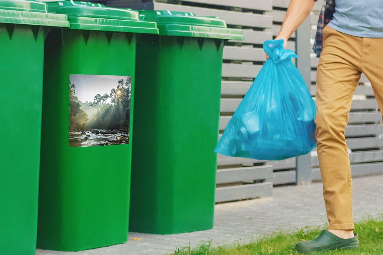 MuchoWow Wandsticker malaysischen Mülltonne, scheint Container, Wald einem Fluss auf (1 Sticker, Sonne einen in Abfalbehälter Mülleimer-aufkleber, St), Die