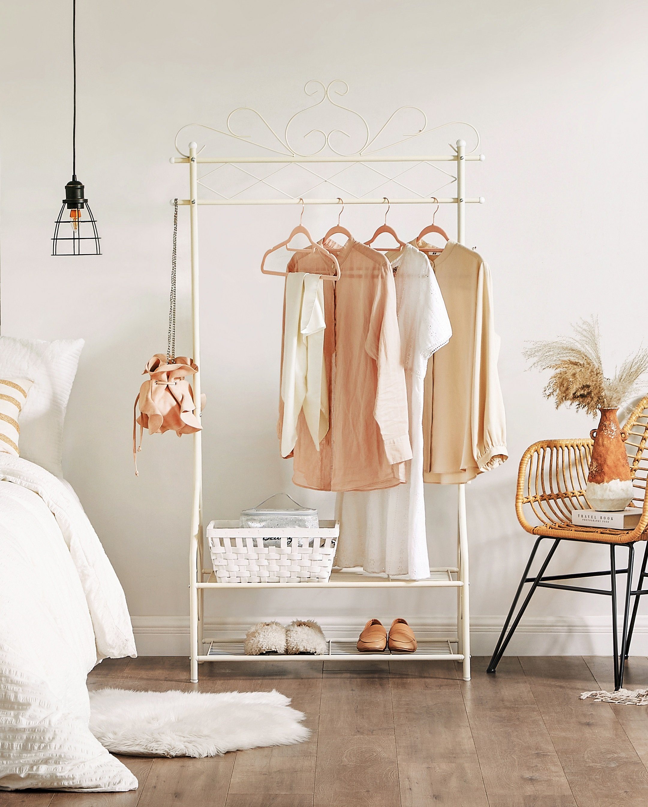 SONGMICS Kleiderständer, mit Kleiderstange und 2 Ablagen, Vintage-Stil