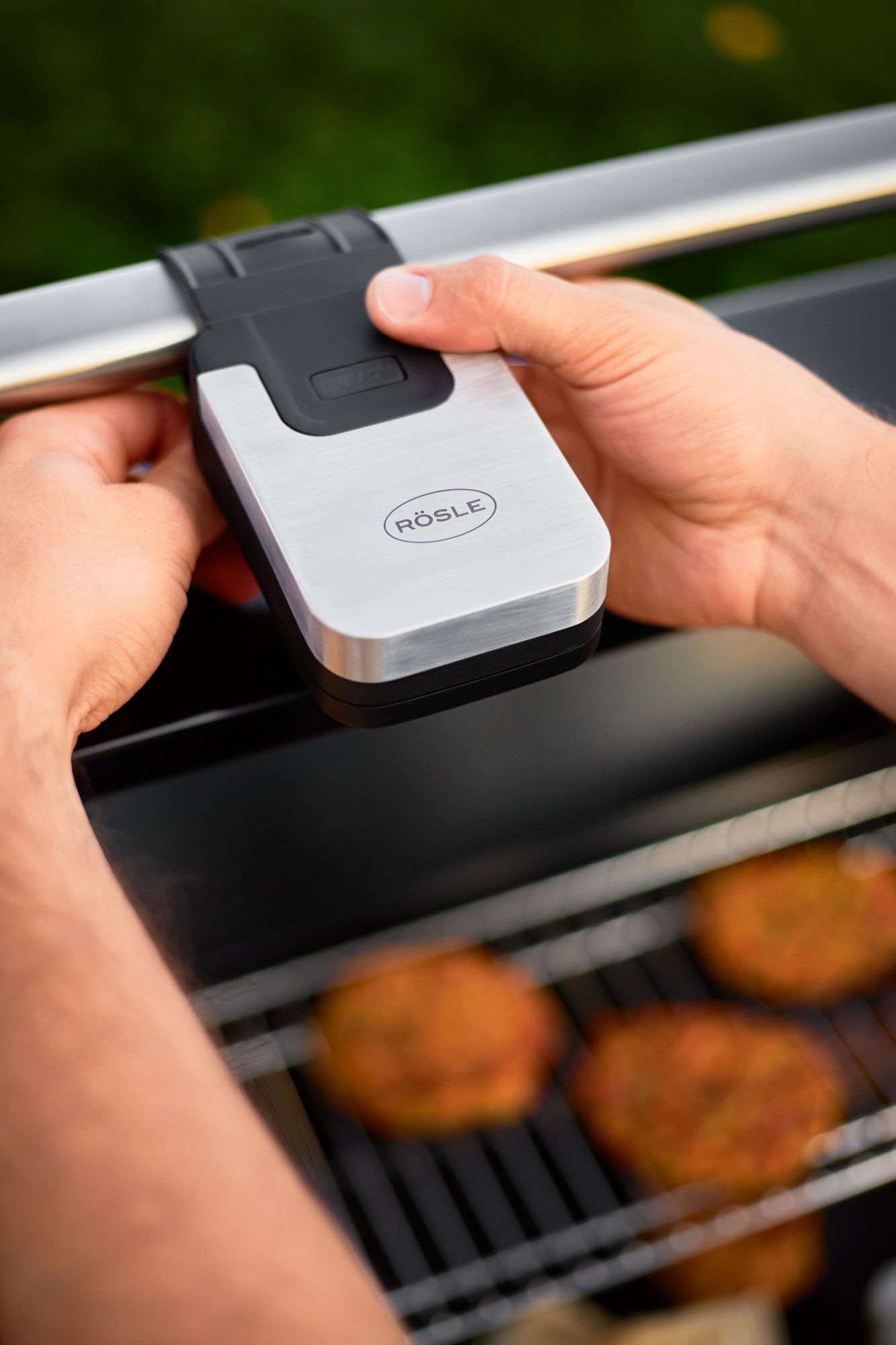 RÖSLE Handleuchte Universal BBQ LED Griffleuchte, zum Ausleuchten des Grillbereichs
