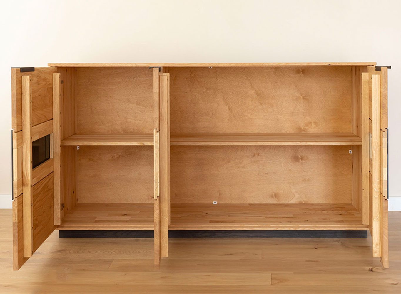 Feldmann-Wohnen Kommode Tirano (3-türig, mit Einlegeböden, 1 St., Massivholz, geölte Oberfläche), 154x39x84cm 3-türig Eiche Natur - Absetzungen schwarz / Hirnholz