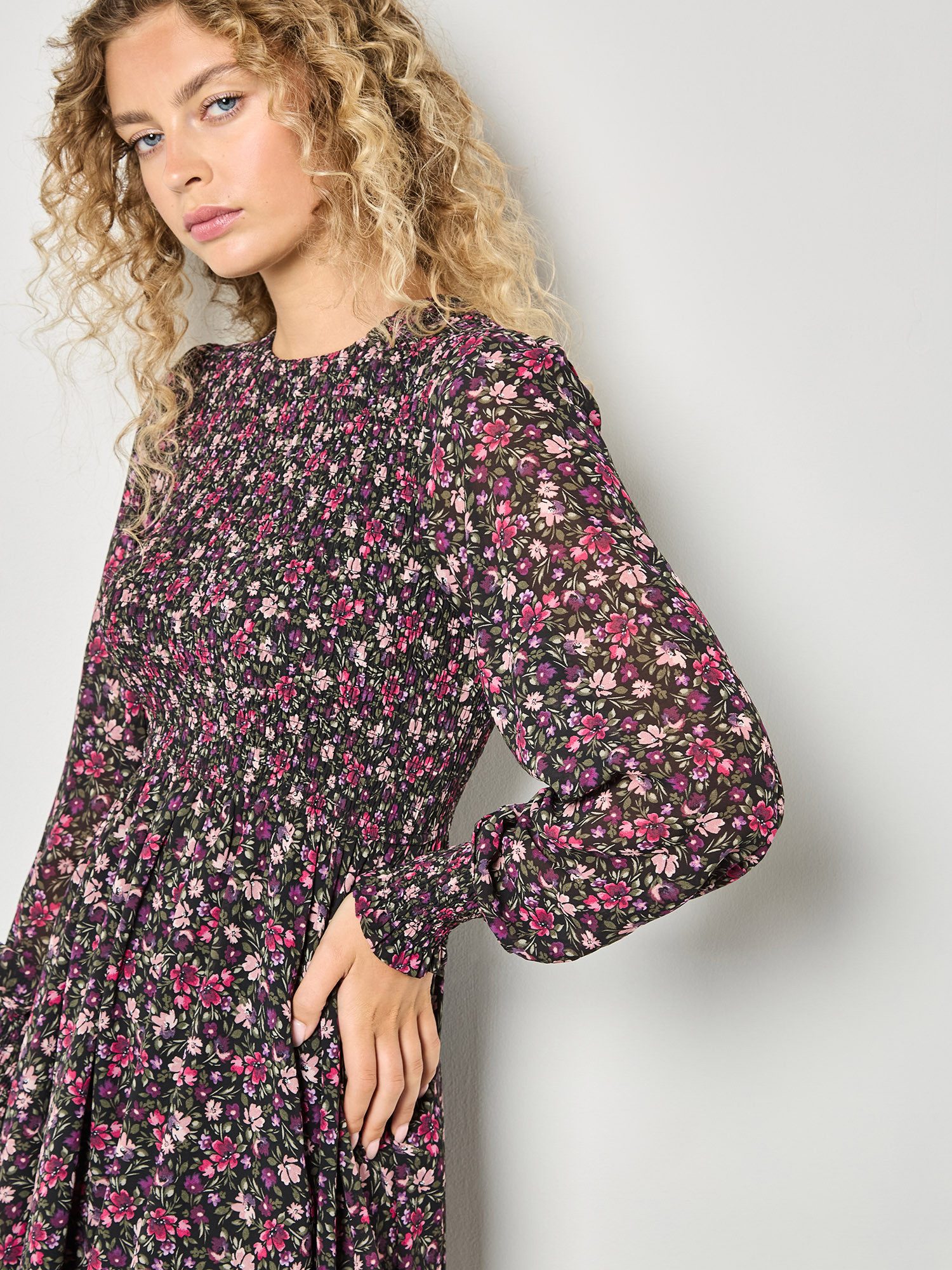 Apricot Minikleid Geblümtes Minikleid mit Smokdetails