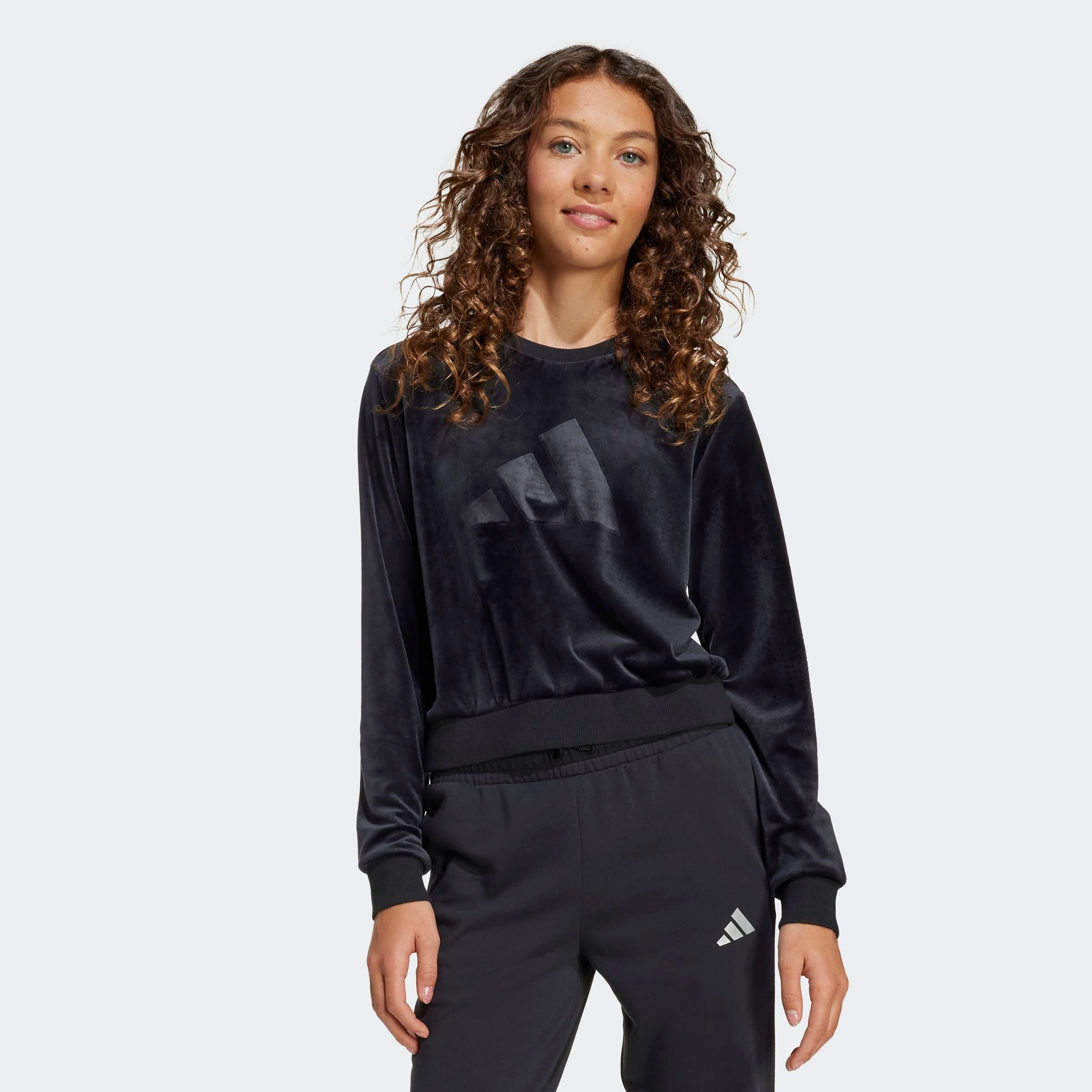 adidas Sportswear Sweatshirt GIRL HOLIDAY BAUCHFREIES aus weichem Samt, bauchfreier Schnitt, Rundhalsausschnitt