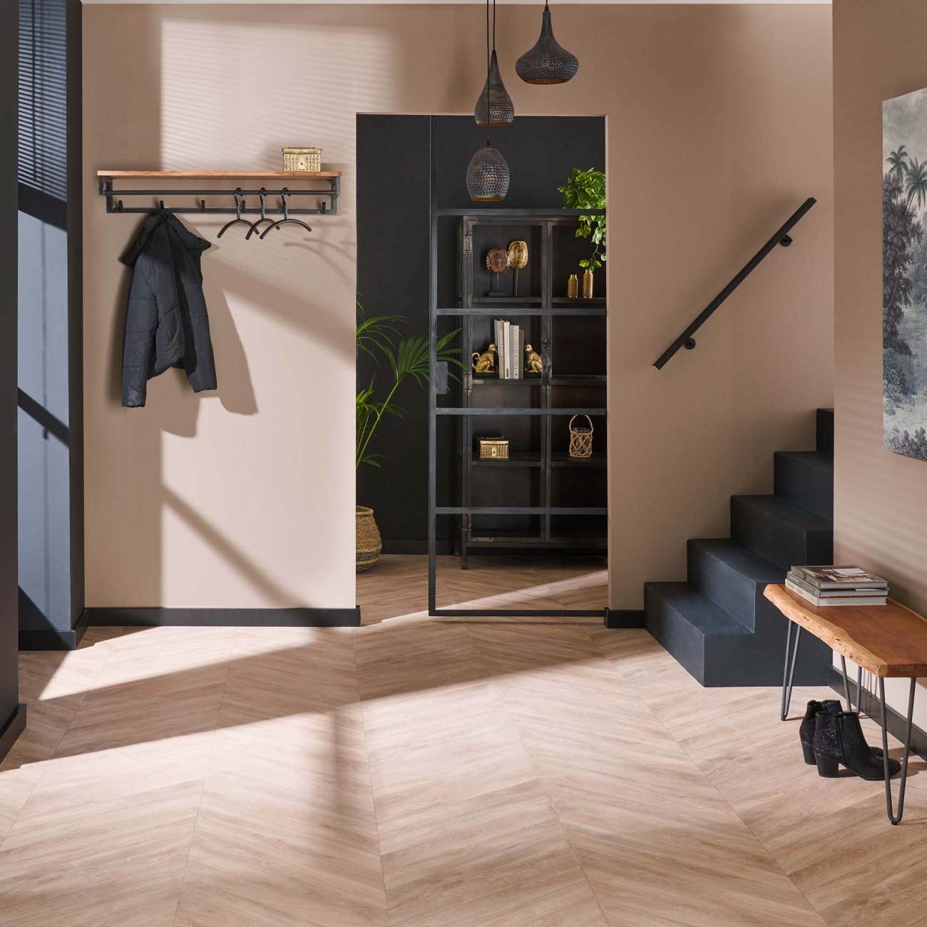 Feeling4Home Garderobe Flidna - Akazie massiv Natur, Hutablage, 6 Haken & Stange, Unikat mit schwarz geschliffene Metallgestell und Hutablage