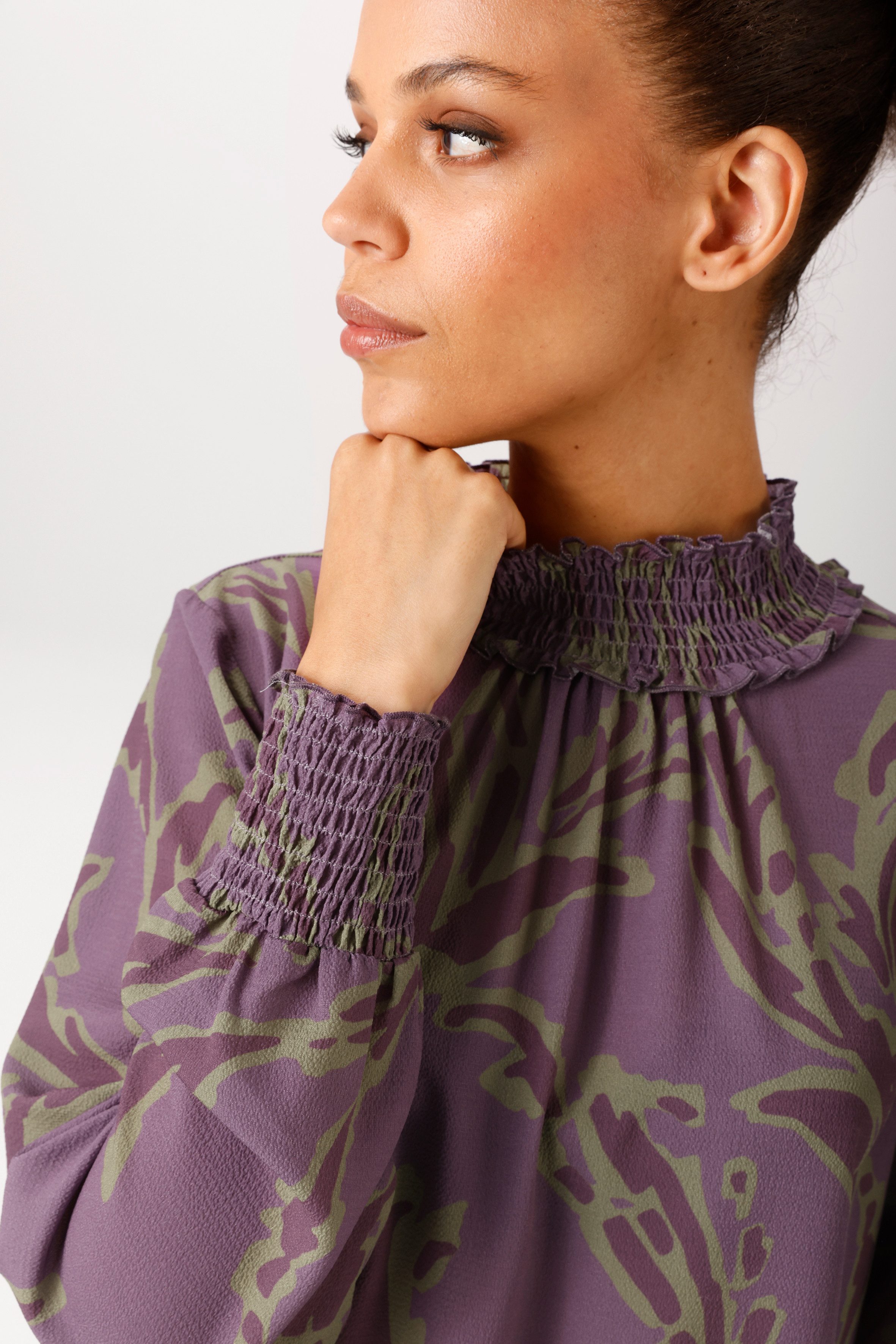 Aniston CASUAL Schlupfbluse mit großflächigen, grafischen Blättern bedruckt - NEUE KOLLEKTION