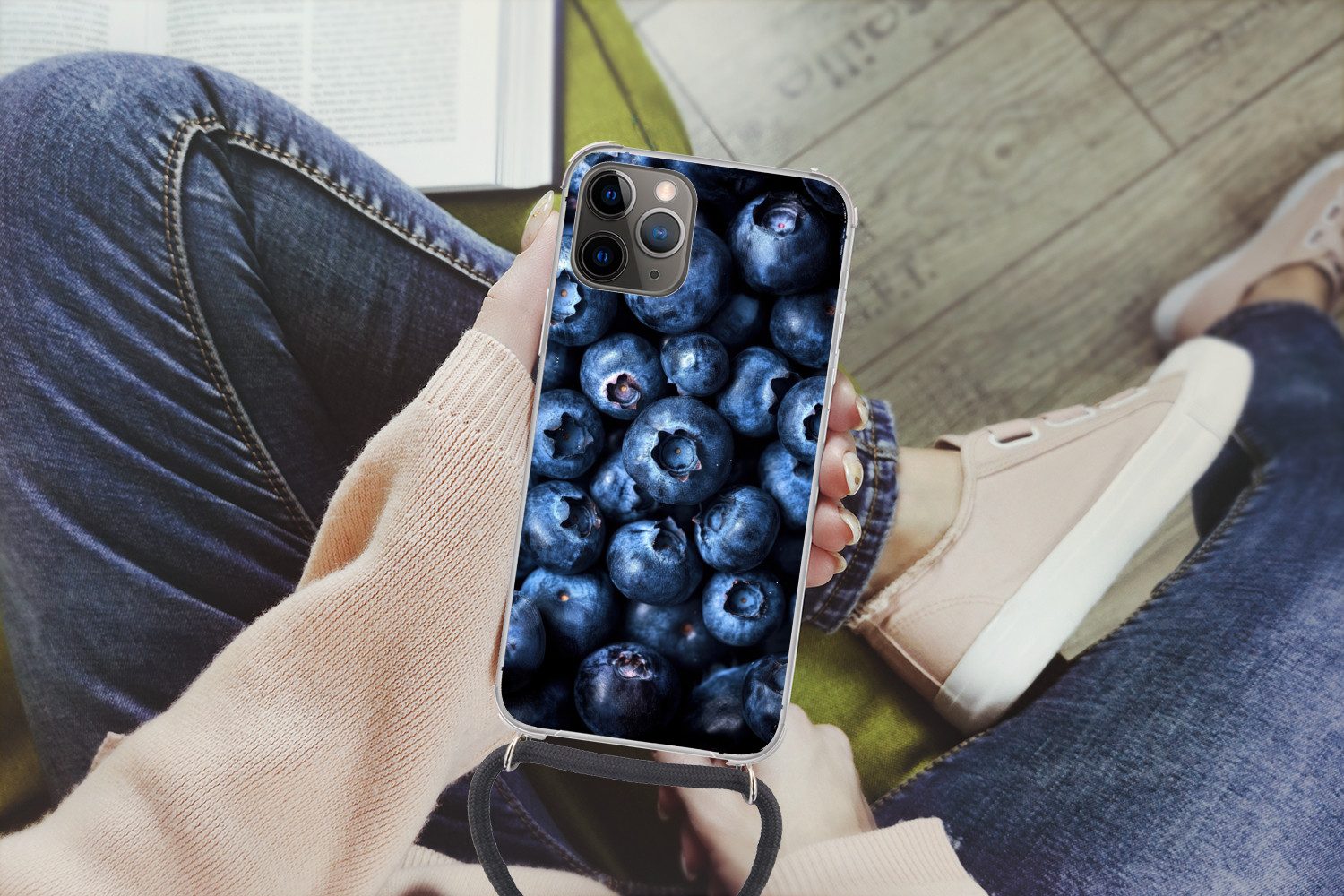 MuchoWow Handyhülle für Apple iPhone 12 Pro Beeren - Blau - Obst, Tragbare Handyhüllen mit Kette zum umhängen, Handykette Handyband