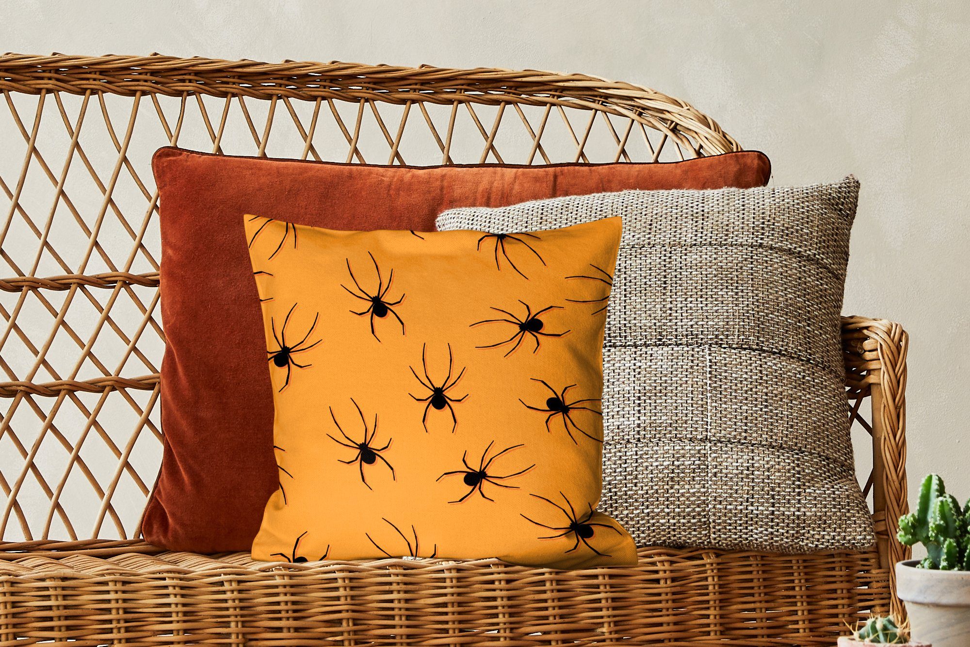 orangefarbenem Dekokissen MuchoWow mit mit Hintergrund, für Füllung Schlafzimmer, Spinnen Wohzimmer, schwarzen Deko, Halloween-Muster Zierkissen Sofakissen auf