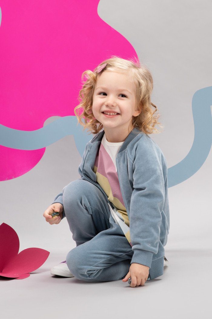 PINOKIO Sweatjacke Velours Zipper Jacke, langarm, Rundhals, kuschelig (1-tlg) Patch Blume, Rundhals, Rippbündchen, Reißverschluss mit Kinnschutz