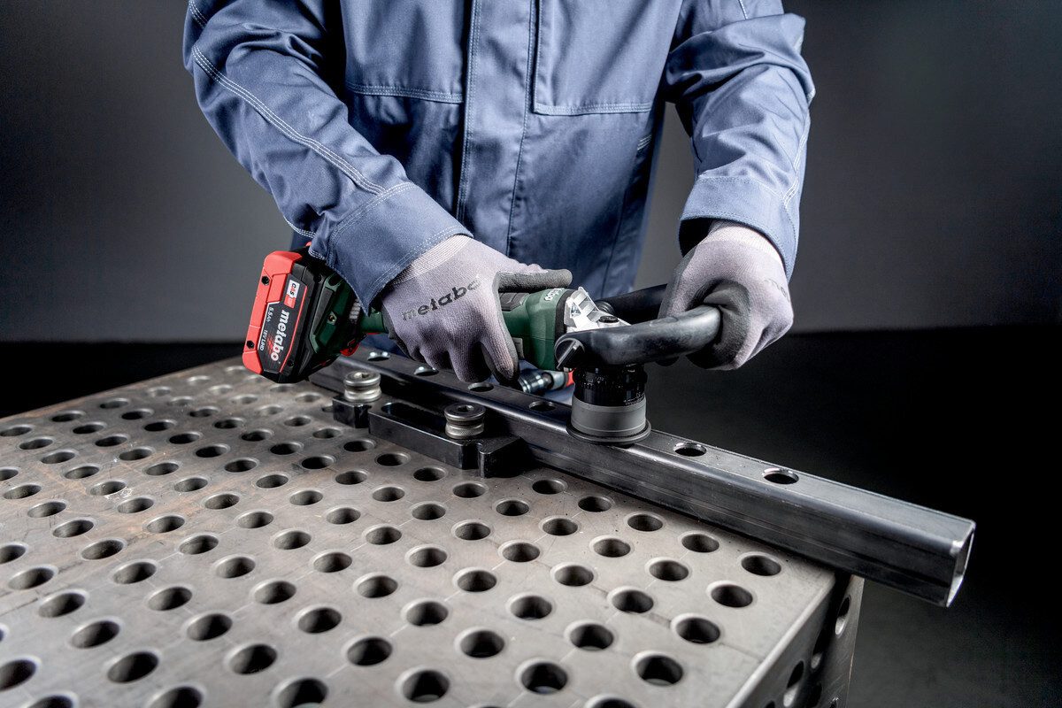 metabo Akku-Fräse KFMVB 18 LTX BL 4 RF, 18 in V, Metall-Kantenfräse Ohne Akku in metaBOX 215