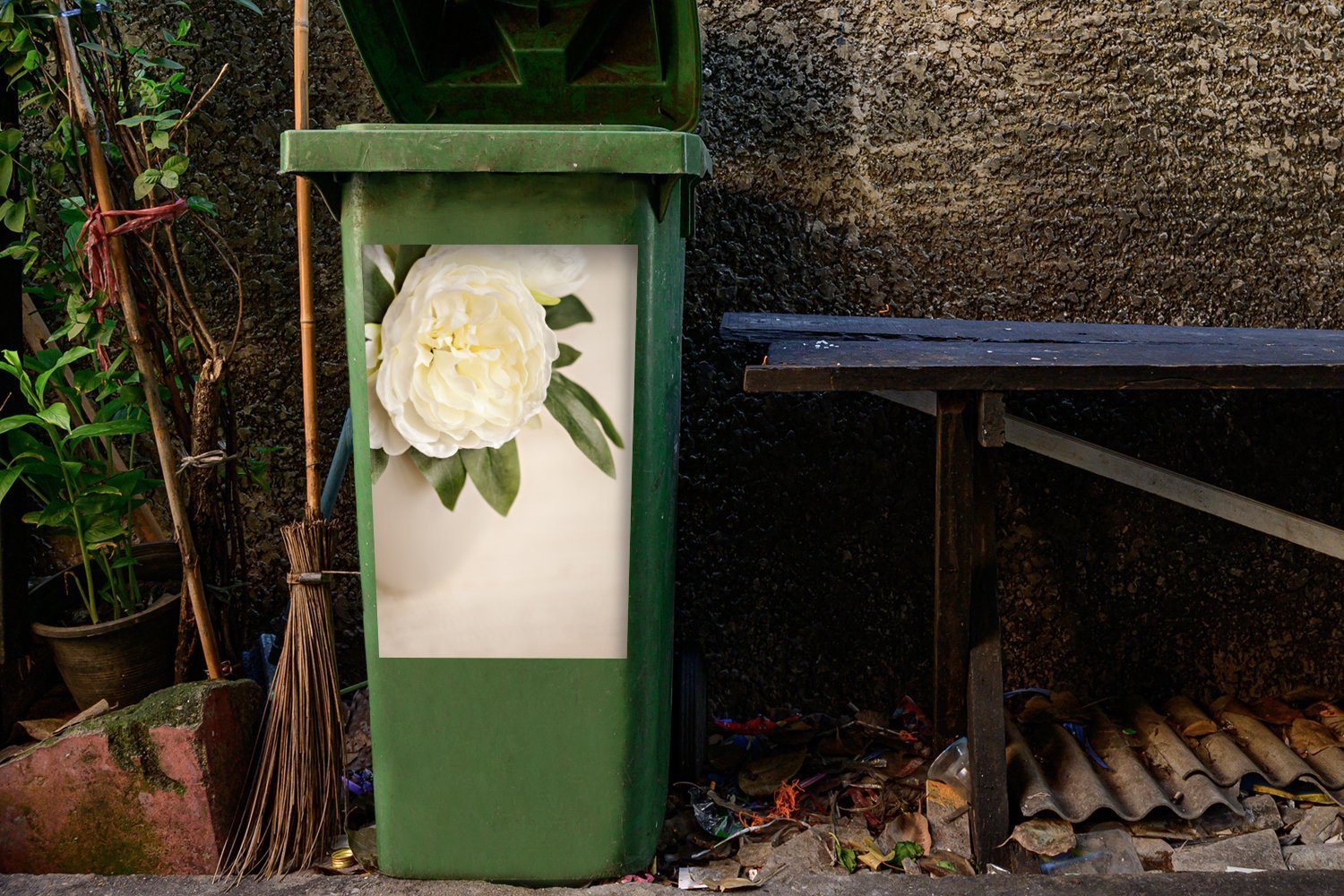 Mülltonne, Pfingstrose Container, in (1 weißen einer St), Sticker, Wandsticker Mülleimer-aufkleber, Vase Abfalbehälter Weiße MuchoWow