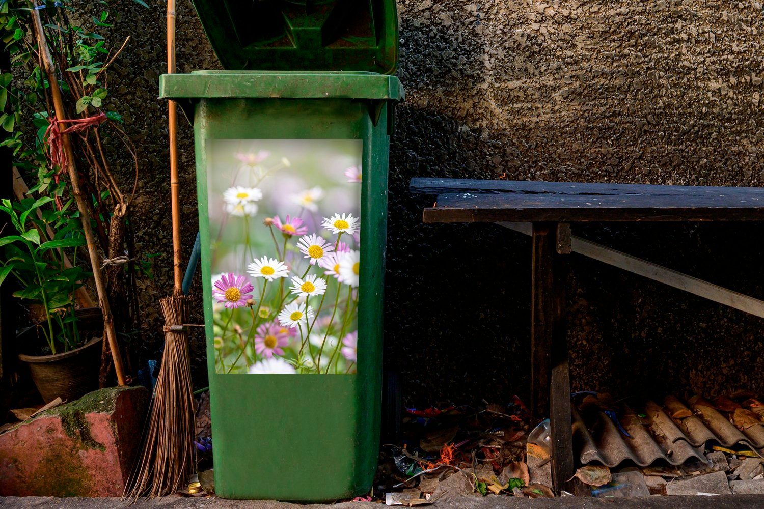 MuchoWow Wandsticker Nahaufnahme von (1 Gänseblümchen St), Container, Abfalbehälter Sticker, Mülltonne, Mülleimer-aufkleber
